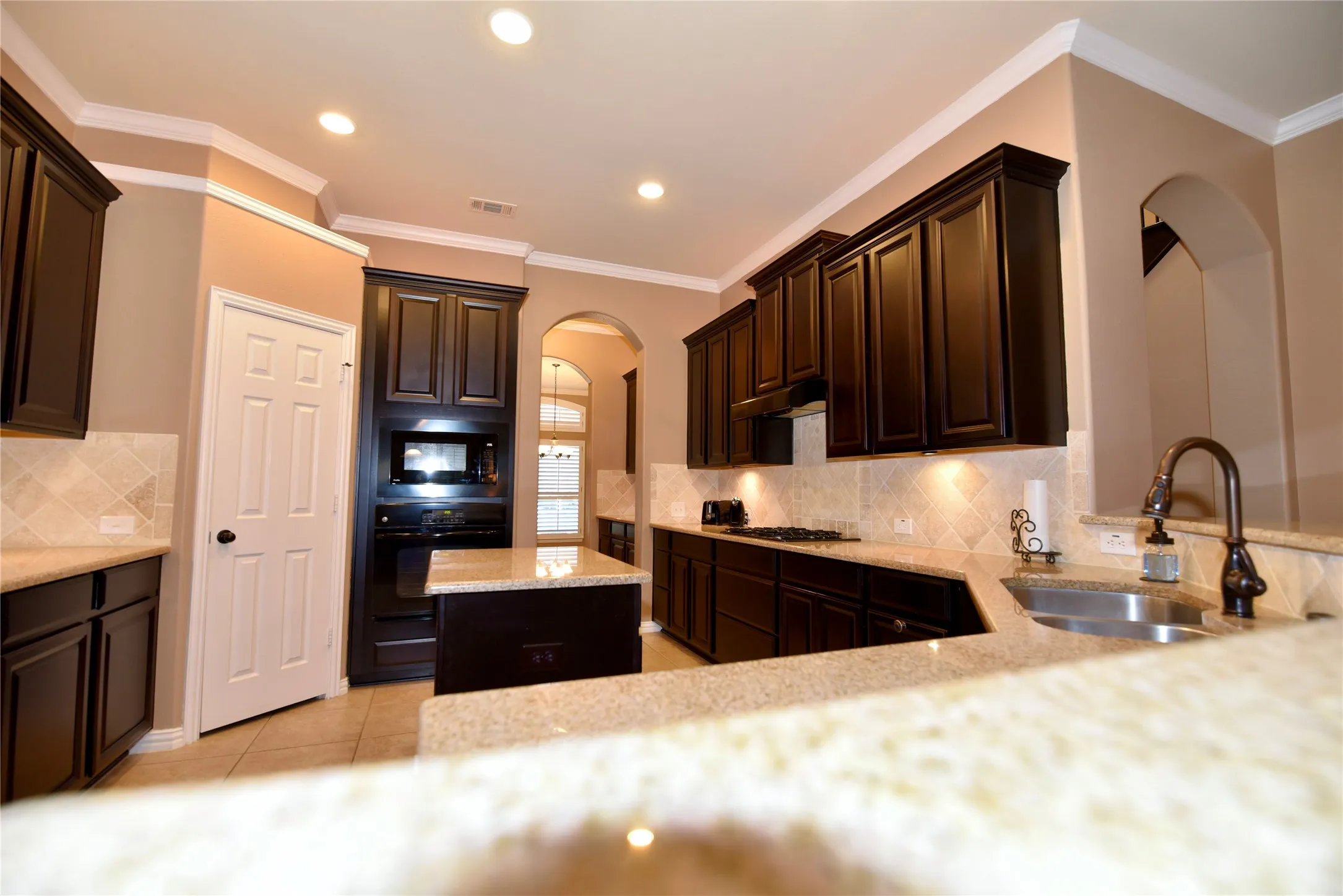 Single Family Residence For Sale in Denton County , 4124 Bonita Avenue, Denton, Texas 76210, 3 Bedroom, 3 Bathroom, 2 Garage spaces, 3,275 Sqft, built in 2011, mls#21398116, Real Estate Agent in Denton, Homes For Sale in Denton county, Homes For Sale in Denton, Realtor in Denton Texas, Real Estate Brokerage Independent Realty Texas, Luminita Cordes Realtor