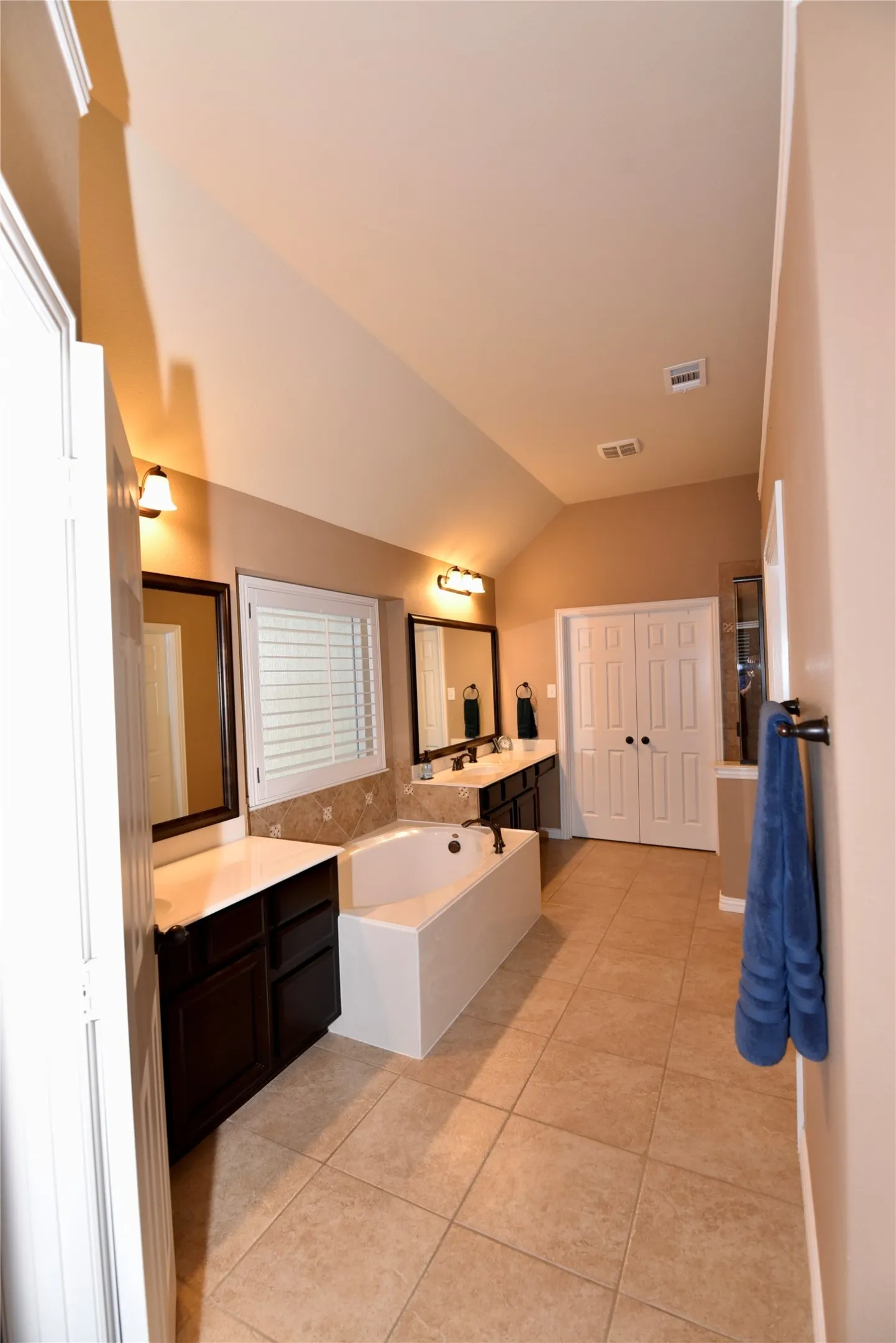 Single Family Residence For Sale in Denton County , 4124 Bonita Avenue, Denton, Texas 76210, 3 Bedroom, 3 Bathroom, 2 Garage spaces, 3,275 Sqft, built in 2011, mls#21398116, Real Estate Agent in Denton, Homes For Sale in Denton county, Homes For Sale in Denton, Realtor in Denton Texas, Real Estate Brokerage Independent Realty Texas, Luminita Cordes Realtor