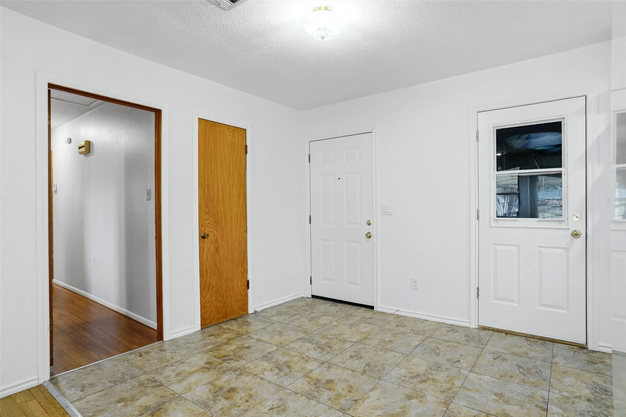 Large entrance can be utilized with additional  Seating or Bistro table.
