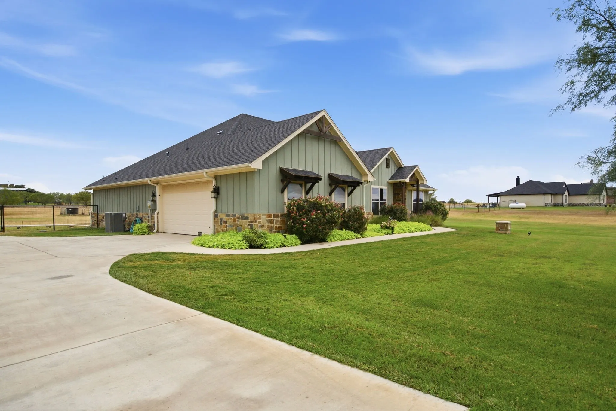 Single Family Residence For Sale in Parker County , 133 Kingston Lane, Weatherford, Texas 76087, 4 Bedroom, 2 Bathroom, 2 Garage spaces, 2,047 Sqft, built in 2020, mls#21396618, Real Estate Agent in Weatherford, Homes For Sale in Parker county, Homes For Sale in Weatherford, Realtor in Weatherford Texas, Real Estate Brokerage Independent Realty Texas, Luminita Cordes Realtor