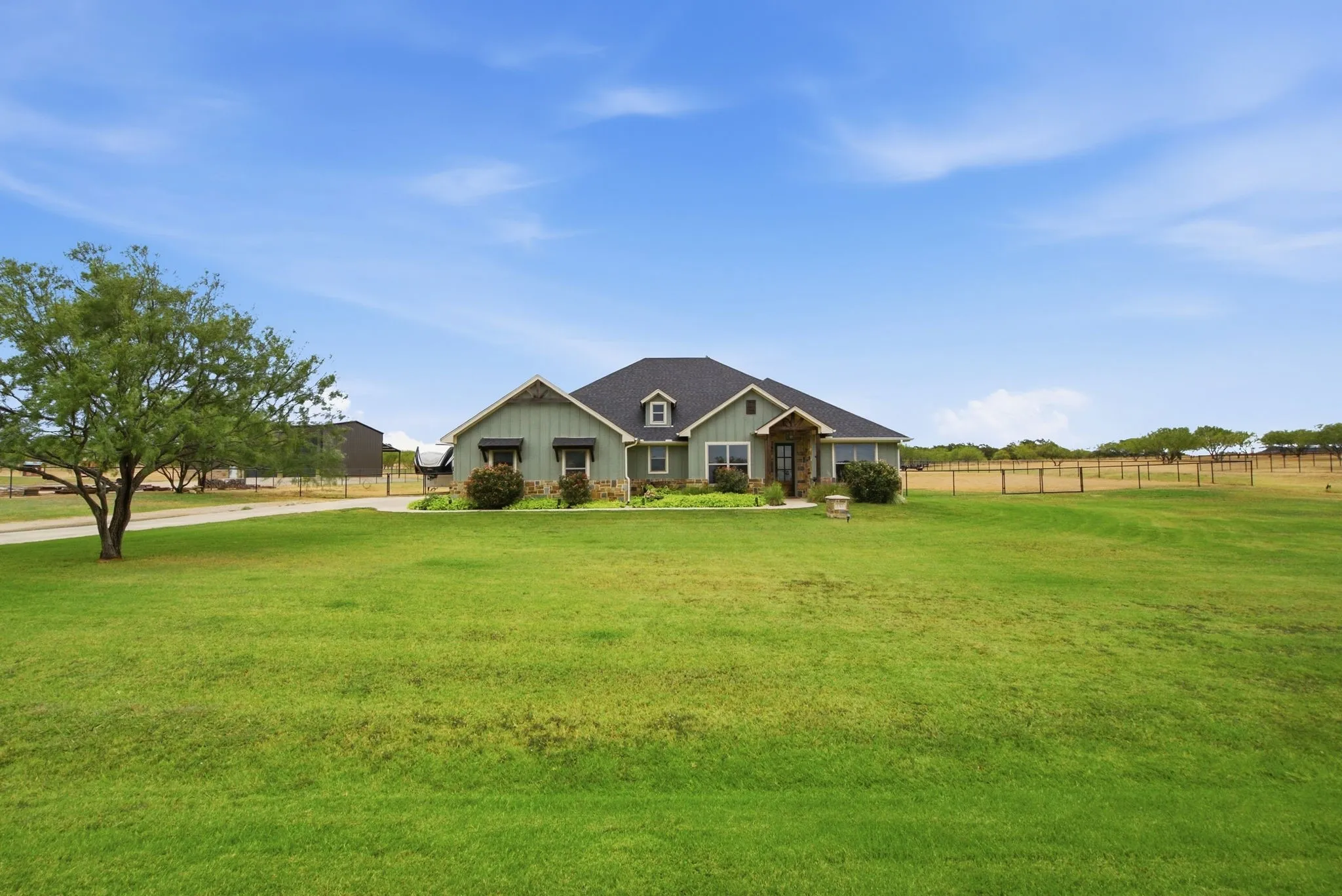 Single Family Residence For Sale in Parker County , 133 Kingston Lane, Weatherford, Texas 76087, 4 Bedroom, 2 Bathroom, 2 Garage spaces, 2,047 Sqft, built in 2020, mls#21396618, Real Estate Agent in Weatherford, Homes For Sale in Parker county, Homes For Sale in Weatherford, Realtor in Weatherford Texas, Real Estate Brokerage Independent Realty Texas, Luminita Cordes Realtor