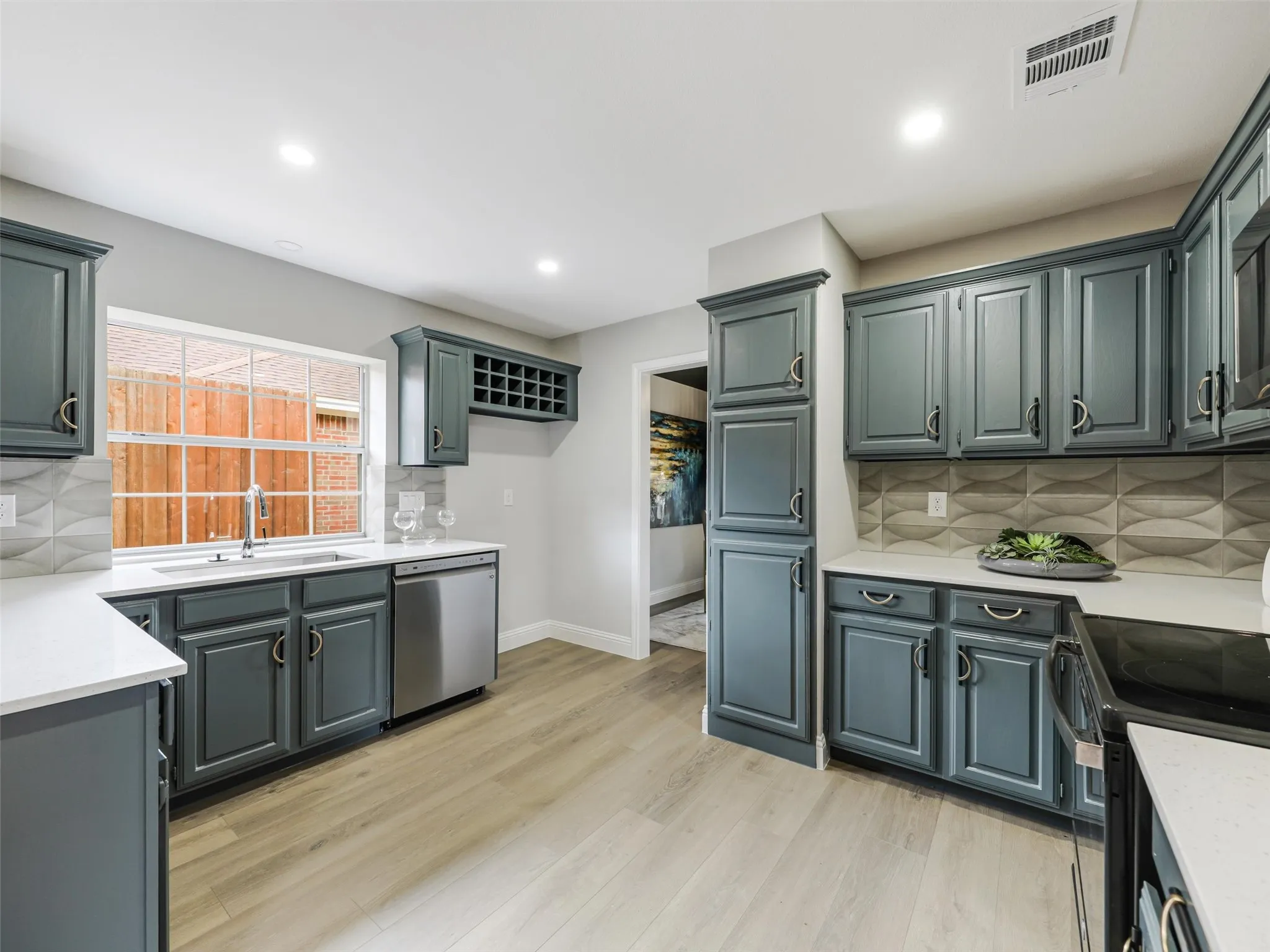 Single Family Residence For Sale in Dallas County , 2409 Hedgeway Circle, Garland, Texas 75044, 3 Bedroom, 2 Bathroom, 2 Garage spaces, 1,722 Sqft, built in 1987, mls#21395262, Real Estate Agent in Garland, Homes For Sale in Dallas county, Homes For Sale in Garland, Realtor in Garland Texas, Real Estate Brokerage Independent Realty Texas, Luminita Cordes Realtor