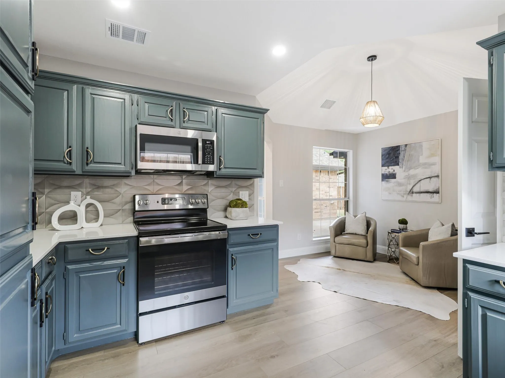 Single Family Residence For Sale in Dallas County , 2409 Hedgeway Circle, Garland, Texas 75044, 3 Bedroom, 2 Bathroom, 2 Garage spaces, 1,722 Sqft, built in 1987, mls#21395262, Real Estate Agent in Garland, Homes For Sale in Dallas county, Homes For Sale in Garland, Realtor in Garland Texas, Real Estate Brokerage Independent Realty Texas, Luminita Cordes Realtor