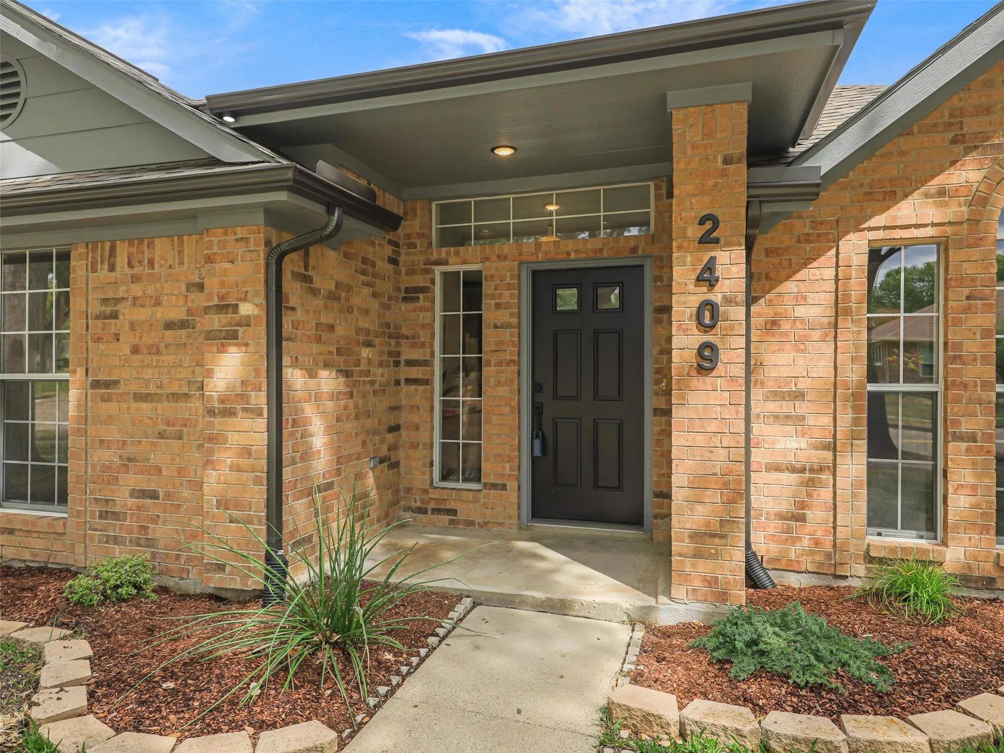 Single Family Residence For Sale in Dallas County , 2409 Hedgeway Circle, Garland, Texas 75044, 3 Bedroom, 2 Bathroom, 2 Garage spaces, 1,722 Sqft, built in 1987, mls#21395262, Real Estate Agent in Garland, Homes For Sale in Dallas county, Homes For Sale in Garland, Realtor in Garland Texas, Real Estate Brokerage Independent Realty Texas, Luminita Cordes Realtor