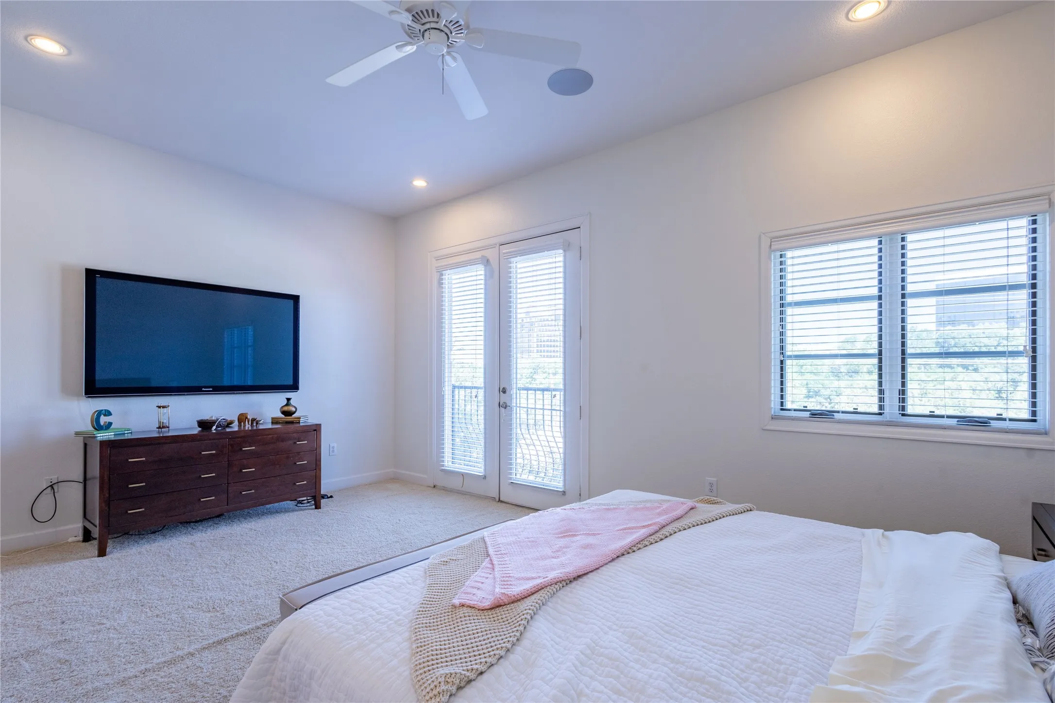 Spacious main primary suite
