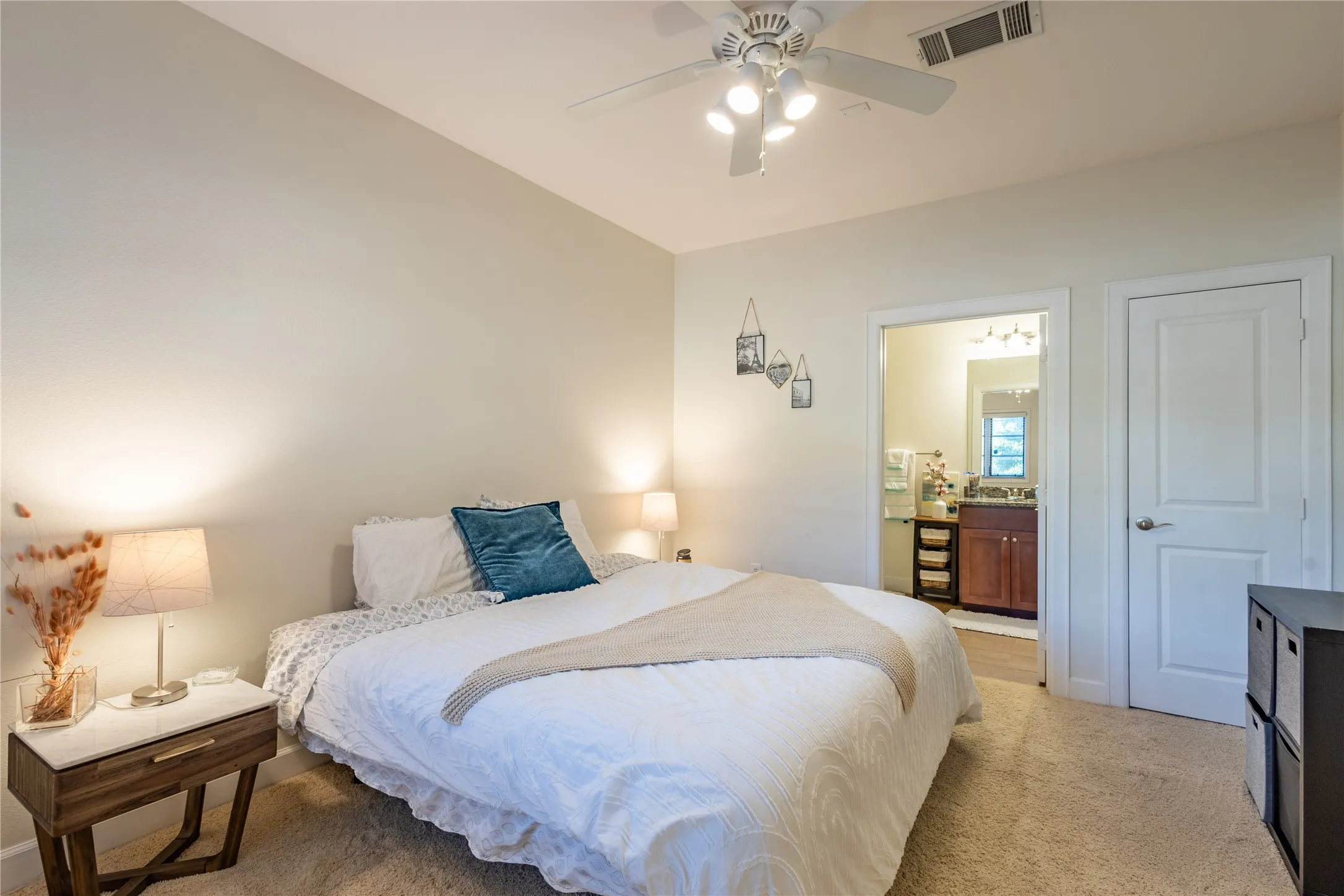 Condominium For Rent in Dallas County , 3210 Carlisle Street 20, Dallas, Texas 75204, 2 Bedroom, 3 Bathroom, 2 Garage spaces, 2,306 Sqft, built in 2006, mls#21402845, Real Estate Agent in Dallas, Homes For Rent in Dallas county, Homes For Rent in Dallas, Realtor in Dallas Texas, Real Estate Brokerage Independent Realty Texas, Luminita Cordes Realtor