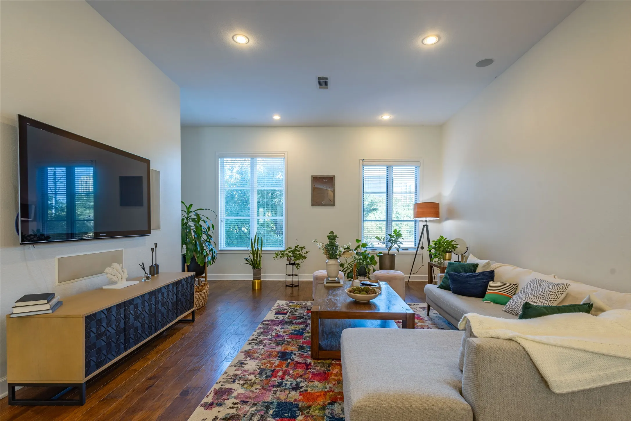 Condominium For Rent in Dallas County , 3210 Carlisle Street 20, Dallas, Texas 75204, 2 Bedroom, 3 Bathroom, 2 Garage spaces, 2,306 Sqft, built in 2006, mls#21402845, Real Estate Agent in Dallas, Homes For Rent in Dallas county, Homes For Rent in Dallas, Realtor in Dallas Texas, Real Estate Brokerage Independent Realty Texas, Luminita Cordes Realtor