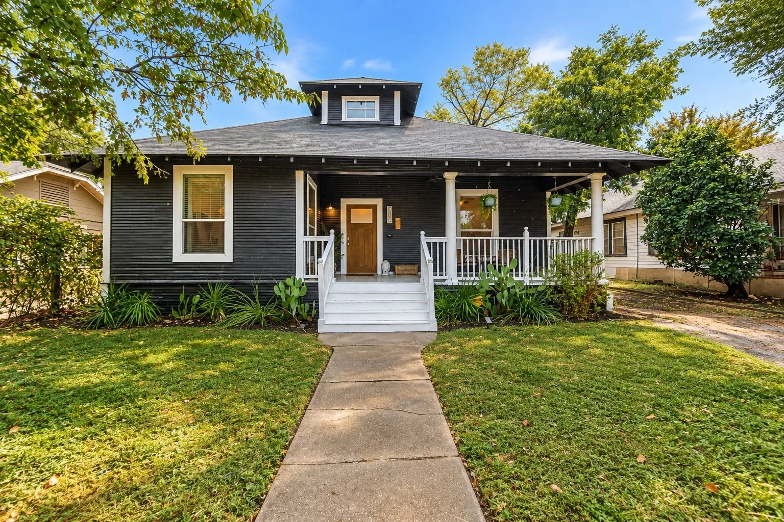 Single Family Residence For Sale in Dallas County , 1710 Michigan Avenue, Dallas, Texas 75216, 3 Bedroom, 2 Bathroom, 1 Garage spaces, 1,480 Sqft, built in 1913, mls#21402688, Real Estate Agent in Dallas, Homes For Sale in Dallas county, Homes For Sale in Dallas, Realtor in Dallas Texas, Real Estate Brokerage Independent Realty Texas, Luminita Cordes Realtor