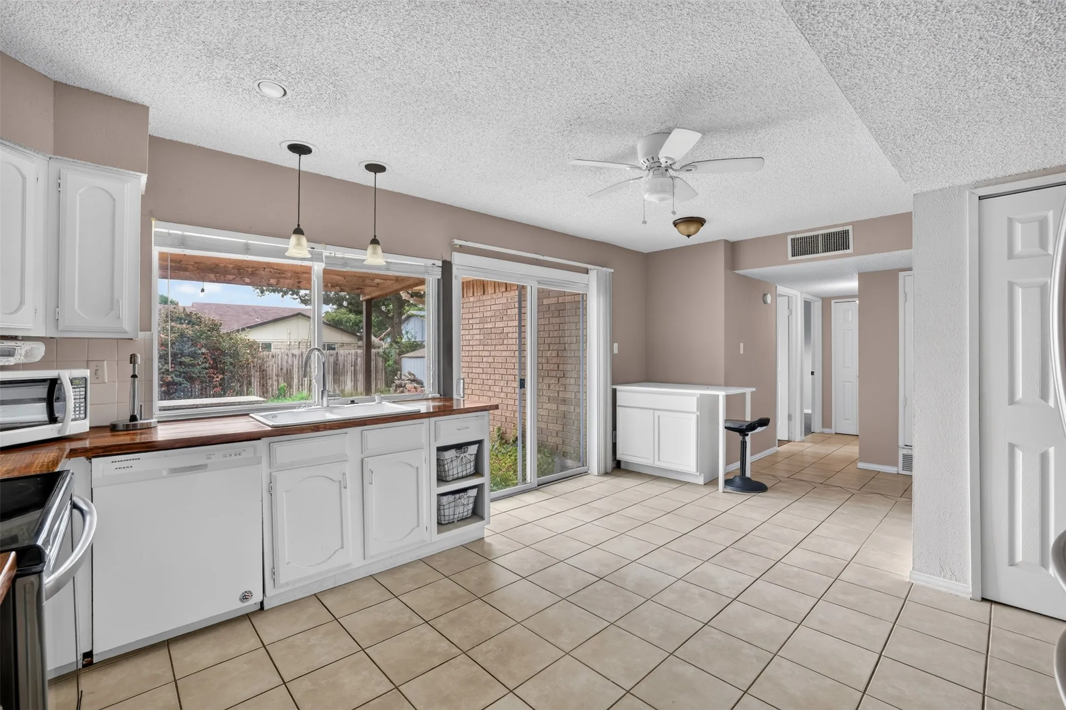 Single Family Residence For Rent in Tarrant County , 3812 Walnut Drive, Bedford, Texas 76021, 3 Bedroom, 2 Bathroom, 2 Garage spaces, 1,853 Sqft, built in 1979, mls#21402739, Real Estate Agent in Bedford, Homes For Rent in Tarrant county, Homes For Rent in Bedford, Realtor in Bedford Texas, Real Estate Brokerage Independent Realty Texas, Luminita Cordes Realtor