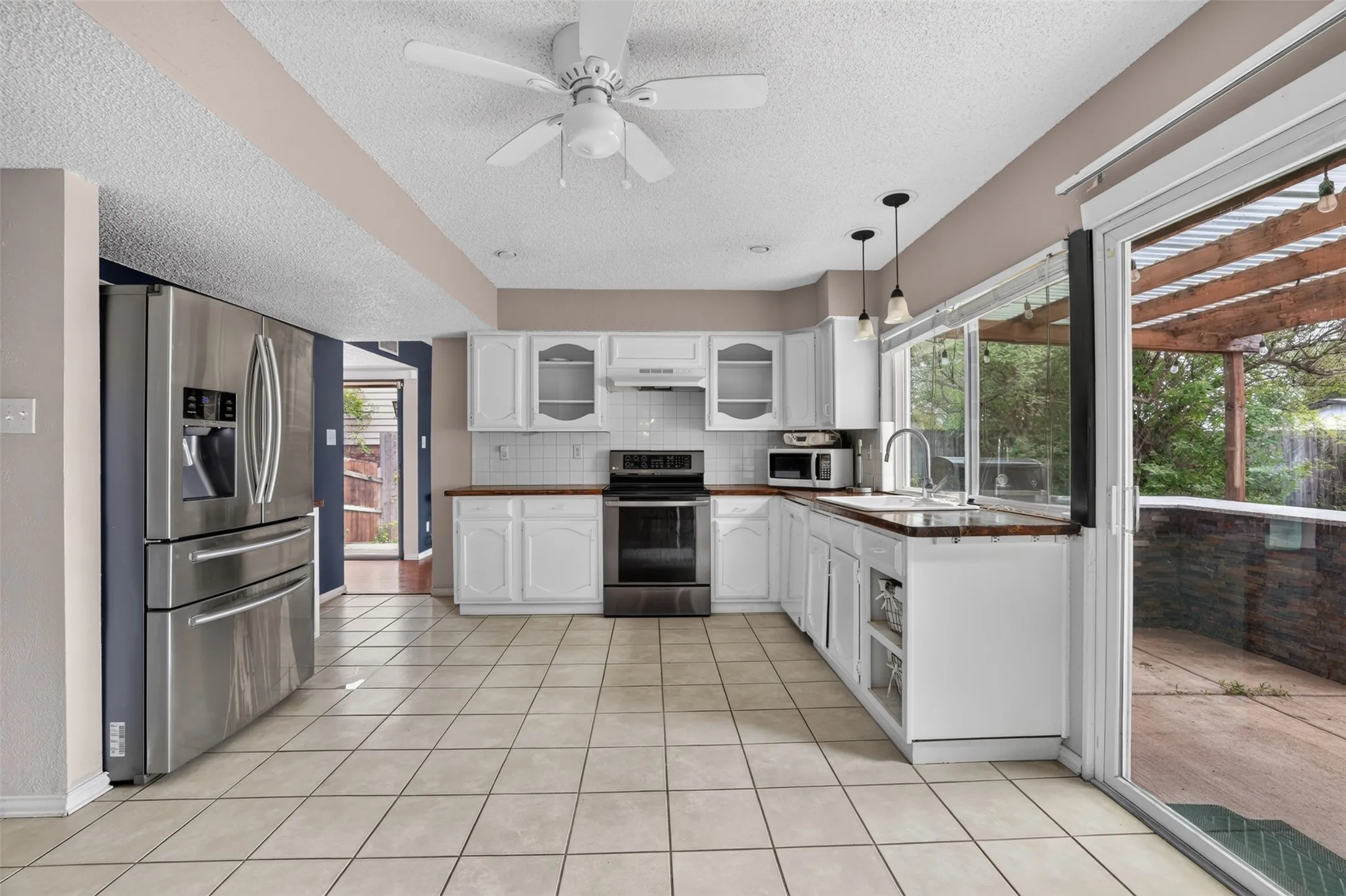 Single Family Residence For Rent in Tarrant County , 3812 Walnut Drive, Bedford, Texas 76021, 3 Bedroom, 2 Bathroom, 2 Garage spaces, 1,853 Sqft, built in 1979, mls#21402739, Real Estate Agent in Bedford, Homes For Rent in Tarrant county, Homes For Rent in Bedford, Realtor in Bedford Texas, Real Estate Brokerage Independent Realty Texas, Luminita Cordes Realtor