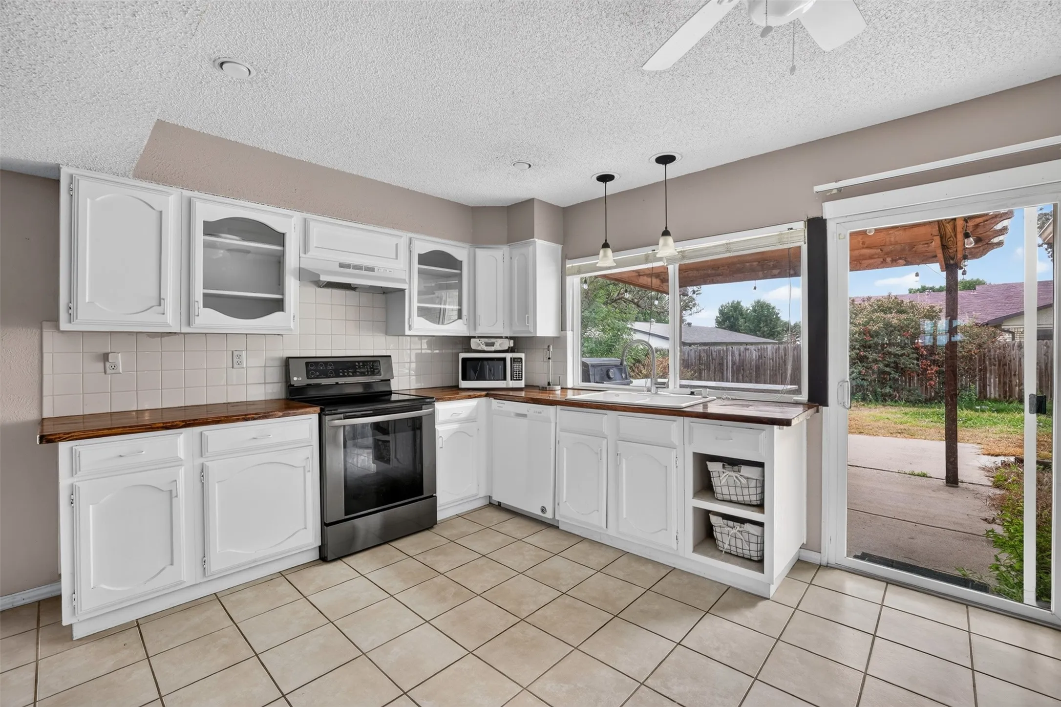 Single Family Residence For Rent in Tarrant County , 3812 Walnut Drive, Bedford, Texas 76021, 3 Bedroom, 2 Bathroom, 2 Garage spaces, 1,853 Sqft, built in 1979, mls#21402739, Real Estate Agent in Bedford, Homes For Rent in Tarrant county, Homes For Rent in Bedford, Realtor in Bedford Texas, Real Estate Brokerage Independent Realty Texas, Luminita Cordes Realtor