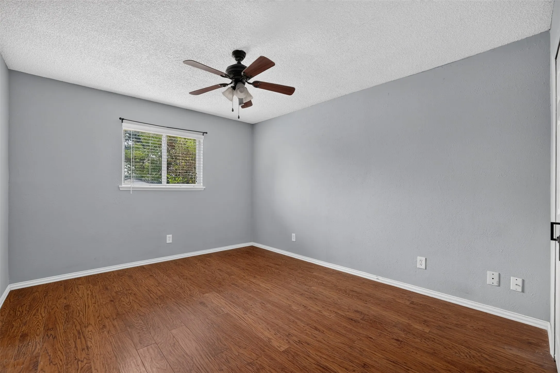 Single Family Residence For Rent in Tarrant County , 3812 Walnut Drive, Bedford, Texas 76021, 3 Bedroom, 2 Bathroom, 2 Garage spaces, 1,853 Sqft, built in 1979, mls#21402739, Real Estate Agent in Bedford, Homes For Rent in Tarrant county, Homes For Rent in Bedford, Realtor in Bedford Texas, Real Estate Brokerage Independent Realty Texas, Luminita Cordes Realtor