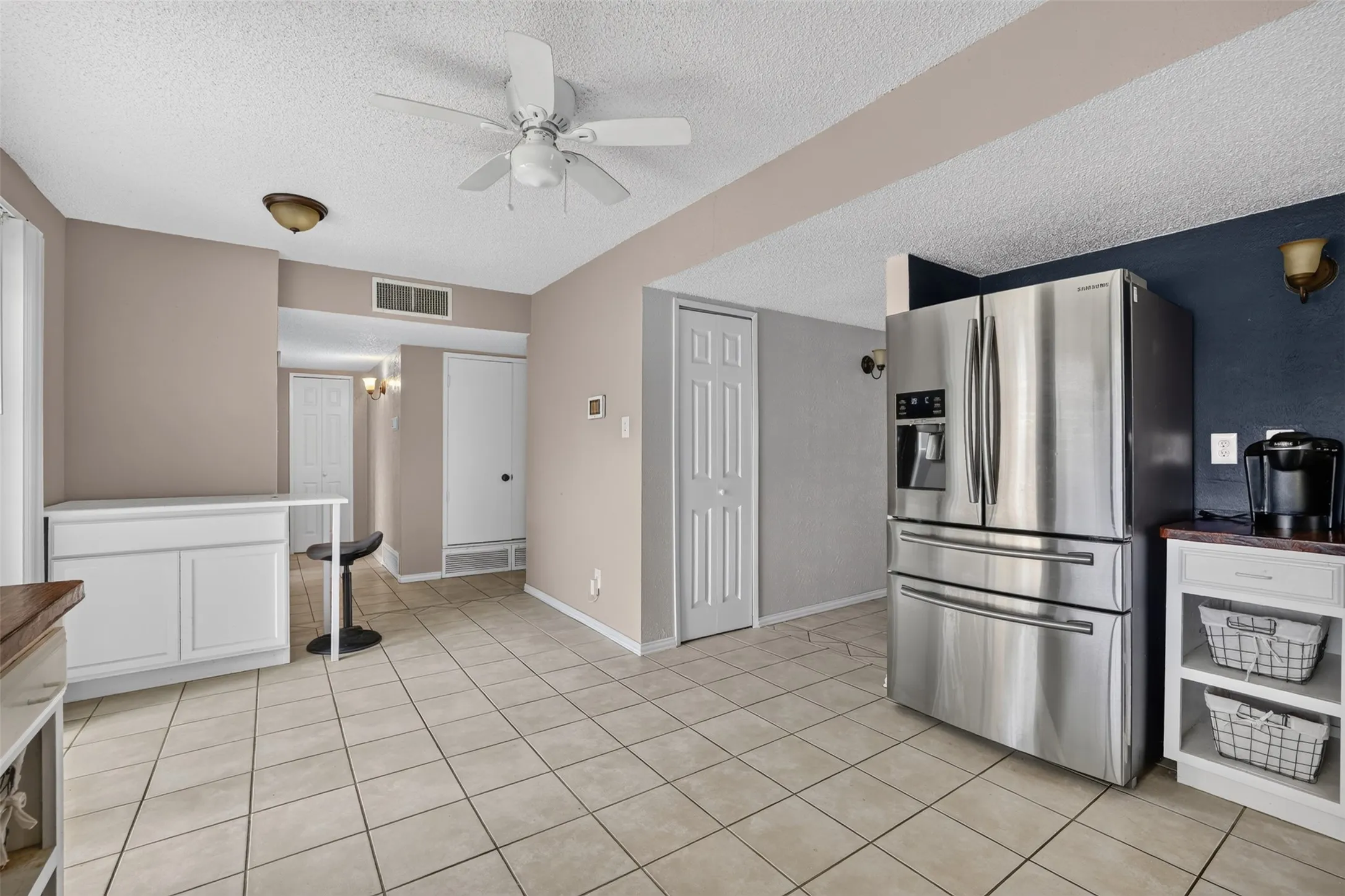 Single Family Residence For Rent in Tarrant County , 3812 Walnut Drive, Bedford, Texas 76021, 3 Bedroom, 2 Bathroom, 2 Garage spaces, 1,853 Sqft, built in 1979, mls#21402739, Real Estate Agent in Bedford, Homes For Rent in Tarrant county, Homes For Rent in Bedford, Realtor in Bedford Texas, Real Estate Brokerage Independent Realty Texas, Luminita Cordes Realtor