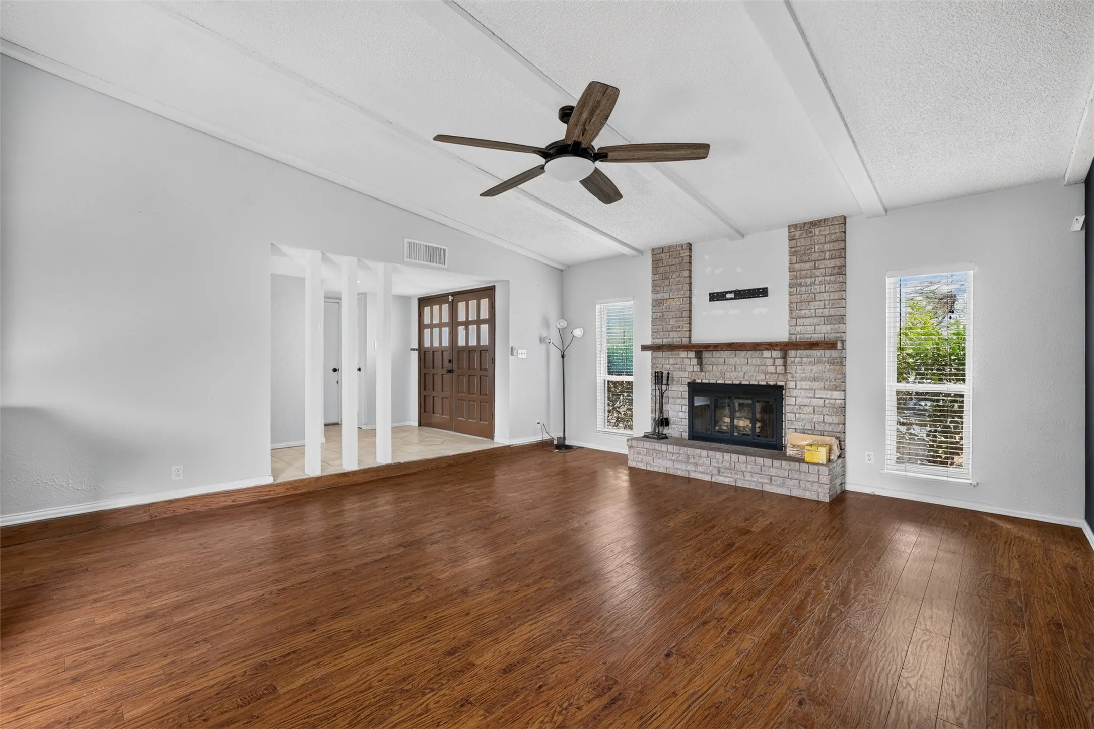 Single Family Residence For Rent in Tarrant County , 3812 Walnut Drive, Bedford, Texas 76021, 3 Bedroom, 2 Bathroom, 2 Garage spaces, 1,853 Sqft, built in 1979, mls#21402739, Real Estate Agent in Bedford, Homes For Rent in Tarrant county, Homes For Rent in Bedford, Realtor in Bedford Texas, Real Estate Brokerage Independent Realty Texas, Luminita Cordes Realtor