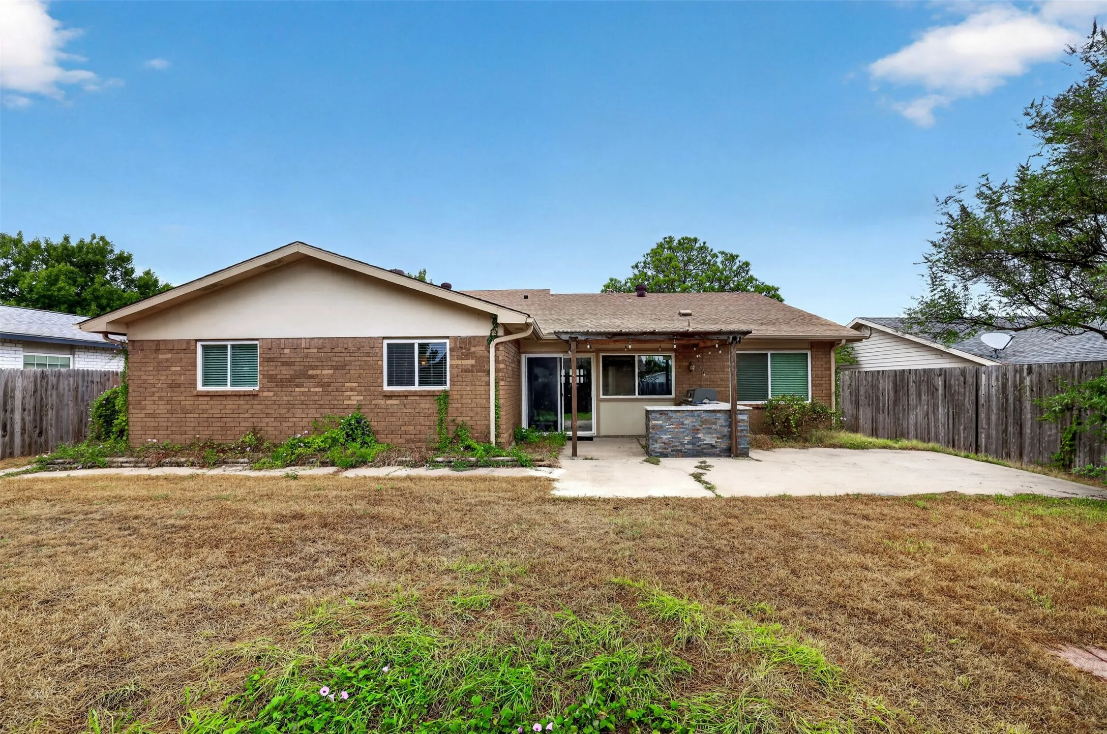 Single Family Residence For Rent in Tarrant County , 3812 Walnut Drive, Bedford, Texas 76021, 3 Bedroom, 2 Bathroom, 2 Garage spaces, 1,853 Sqft, built in 1979, mls#21402739, Real Estate Agent in Bedford, Homes For Rent in Tarrant county, Homes For Rent in Bedford, Realtor in Bedford Texas, Real Estate Brokerage Independent Realty Texas, Luminita Cordes Realtor