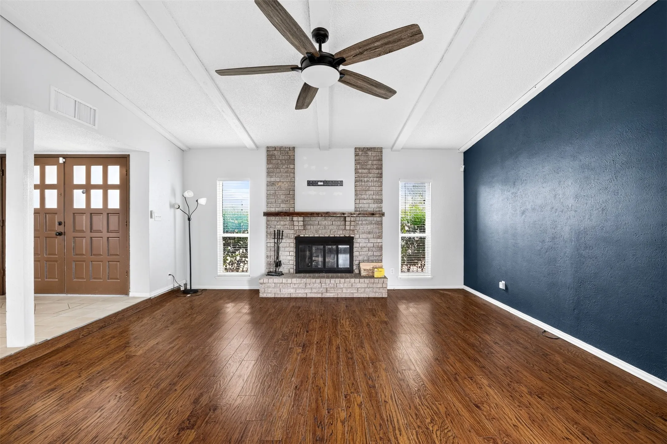 Single Family Residence For Rent in Tarrant County , 3812 Walnut Drive, Bedford, Texas 76021, 3 Bedroom, 2 Bathroom, 2 Garage spaces, 1,853 Sqft, built in 1979, mls#21402739, Real Estate Agent in Bedford, Homes For Rent in Tarrant county, Homes For Rent in Bedford, Realtor in Bedford Texas, Real Estate Brokerage Independent Realty Texas, Luminita Cordes Realtor
