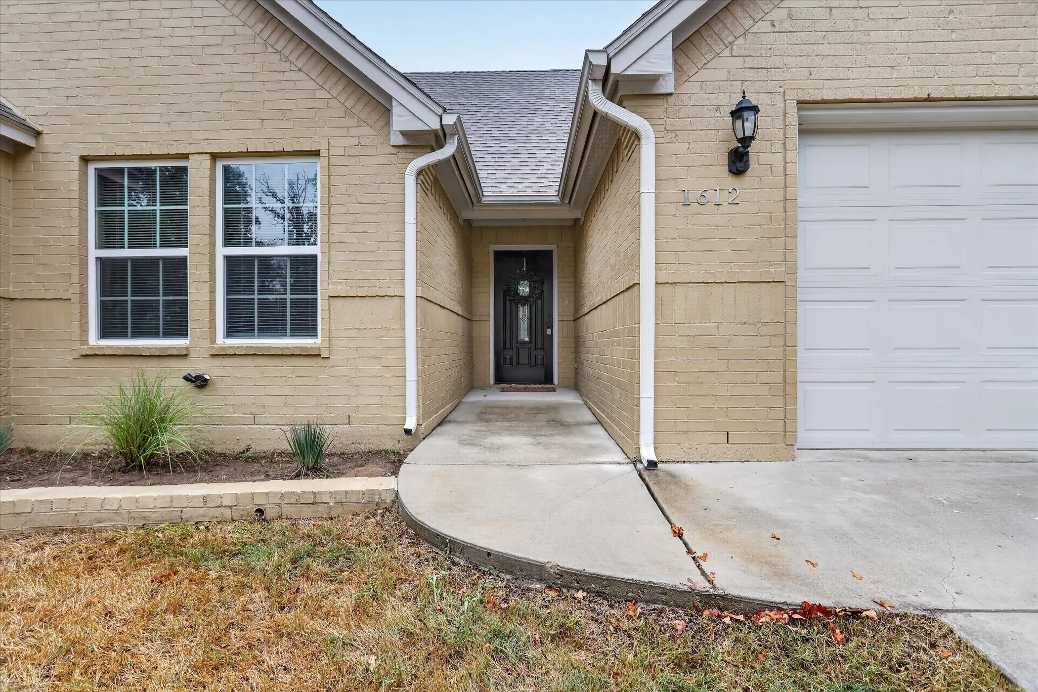 Single Family Residence For Sale in Parker County , 1612 Tanglewood Drive, Azle, Texas 76020, 3 Bedroom, 2 Bathroom, 2 Garage spaces, 1,602 Sqft, built in 2021, mls#21402851, Real Estate Agent in Azle, Homes For Sale in Parker county, Homes For Sale in Azle, Realtor in Azle Texas, Real Estate Brokerage Independent Realty Texas, Luminita Cordes Realtor
