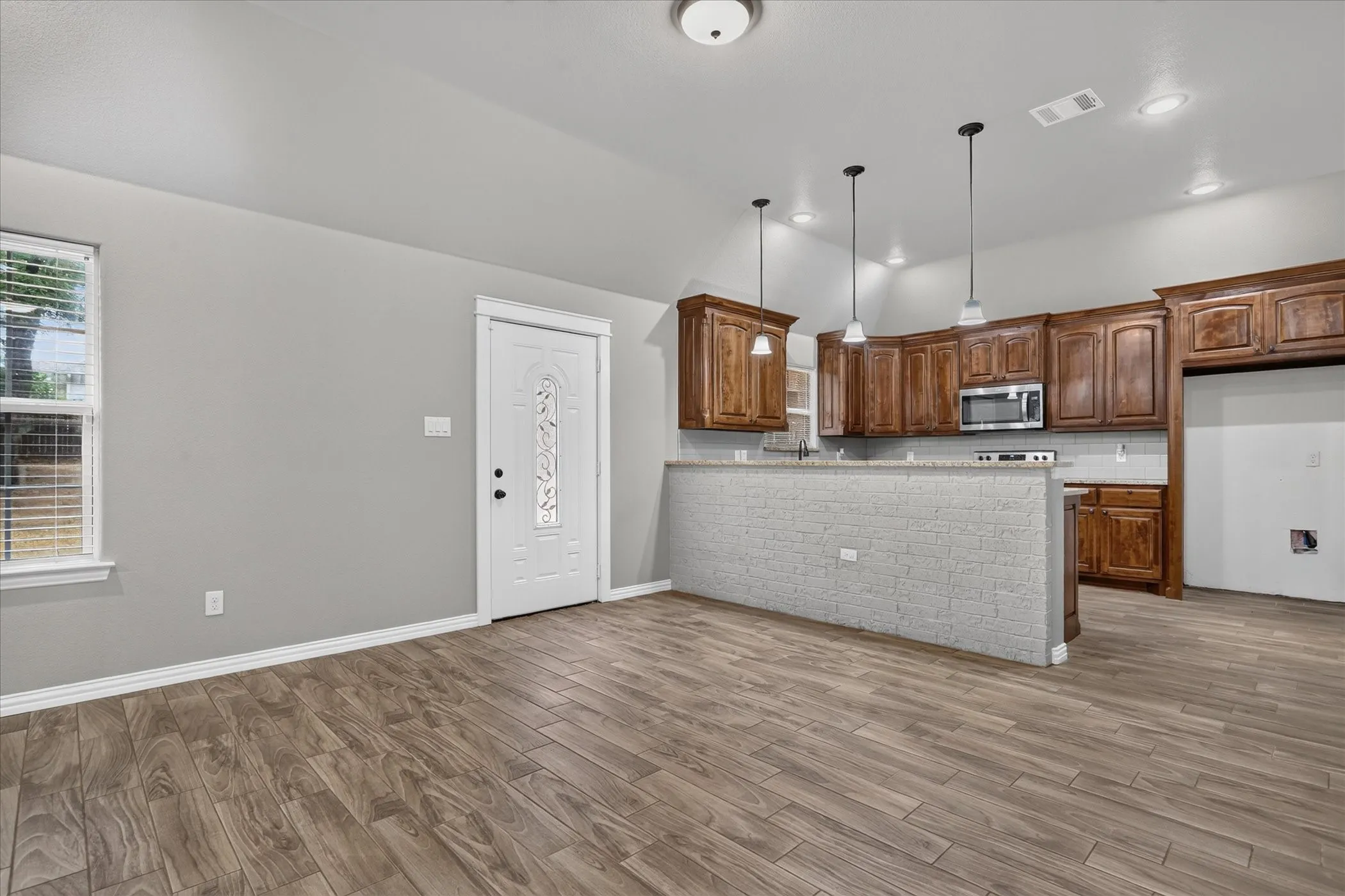 Single Family Residence For Sale in Parker County , 1612 Tanglewood Drive, Azle, Texas 76020, 3 Bedroom, 2 Bathroom, 2 Garage spaces, 1,602 Sqft, built in 2021, mls#21402851, Real Estate Agent in Azle, Homes For Sale in Parker county, Homes For Sale in Azle, Realtor in Azle Texas, Real Estate Brokerage Independent Realty Texas, Luminita Cordes Realtor