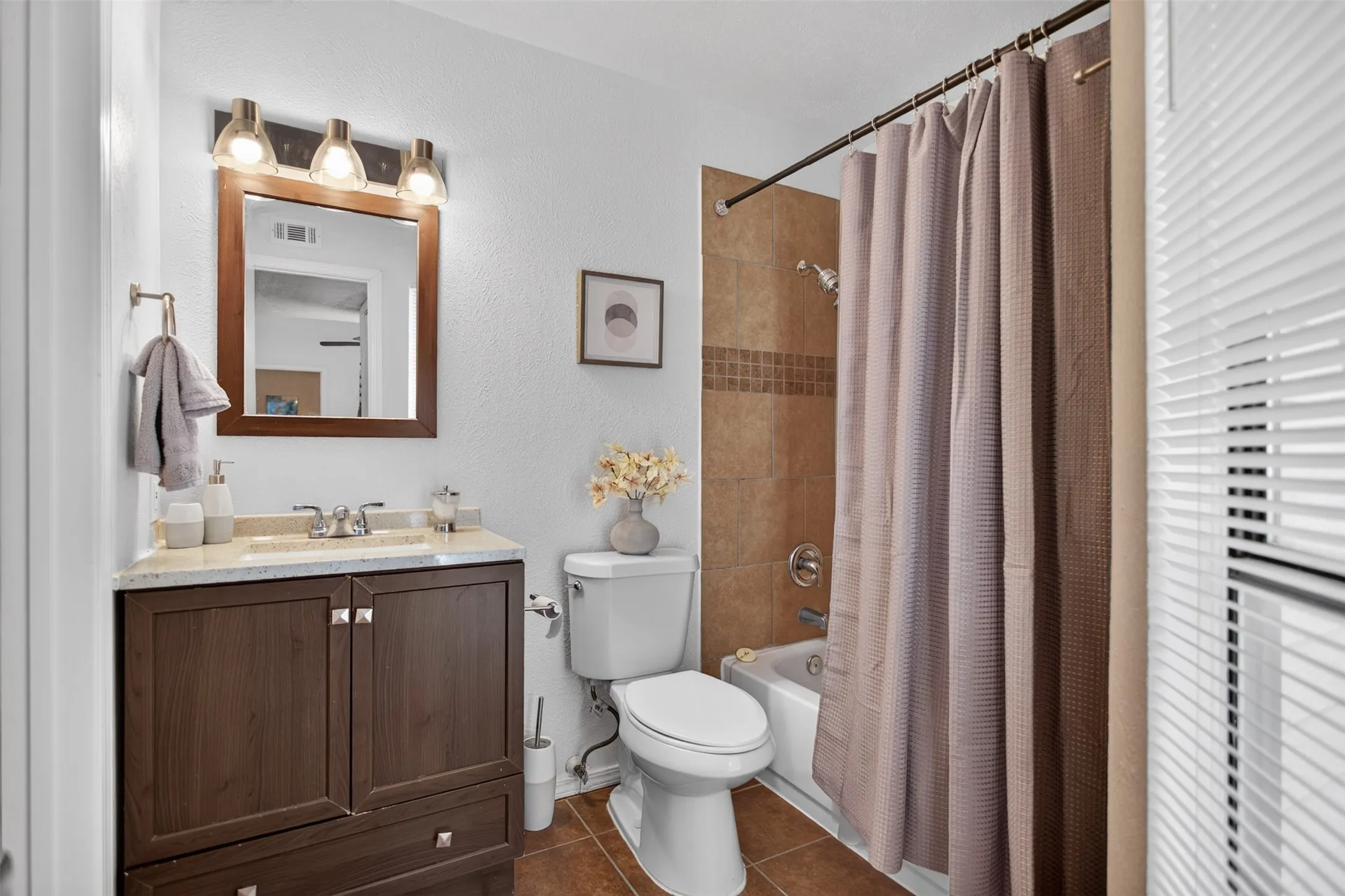 Single Family Residence For Rent in Dallas County , 303 Liberty Place, Grand Prairie, Texas 75052, 2 Bedroom, 2 Bathroom, 1 Garage spaces, 1,088 Sqft, built in 1983, mls#21402838, Real Estate Agent in Grand Prairie, Homes For Rent in Dallas county, Homes For Rent in Grand Prairie, Realtor in Grand Prairie Texas, Real Estate Brokerage Independent Realty Texas, Luminita Cordes Realtor