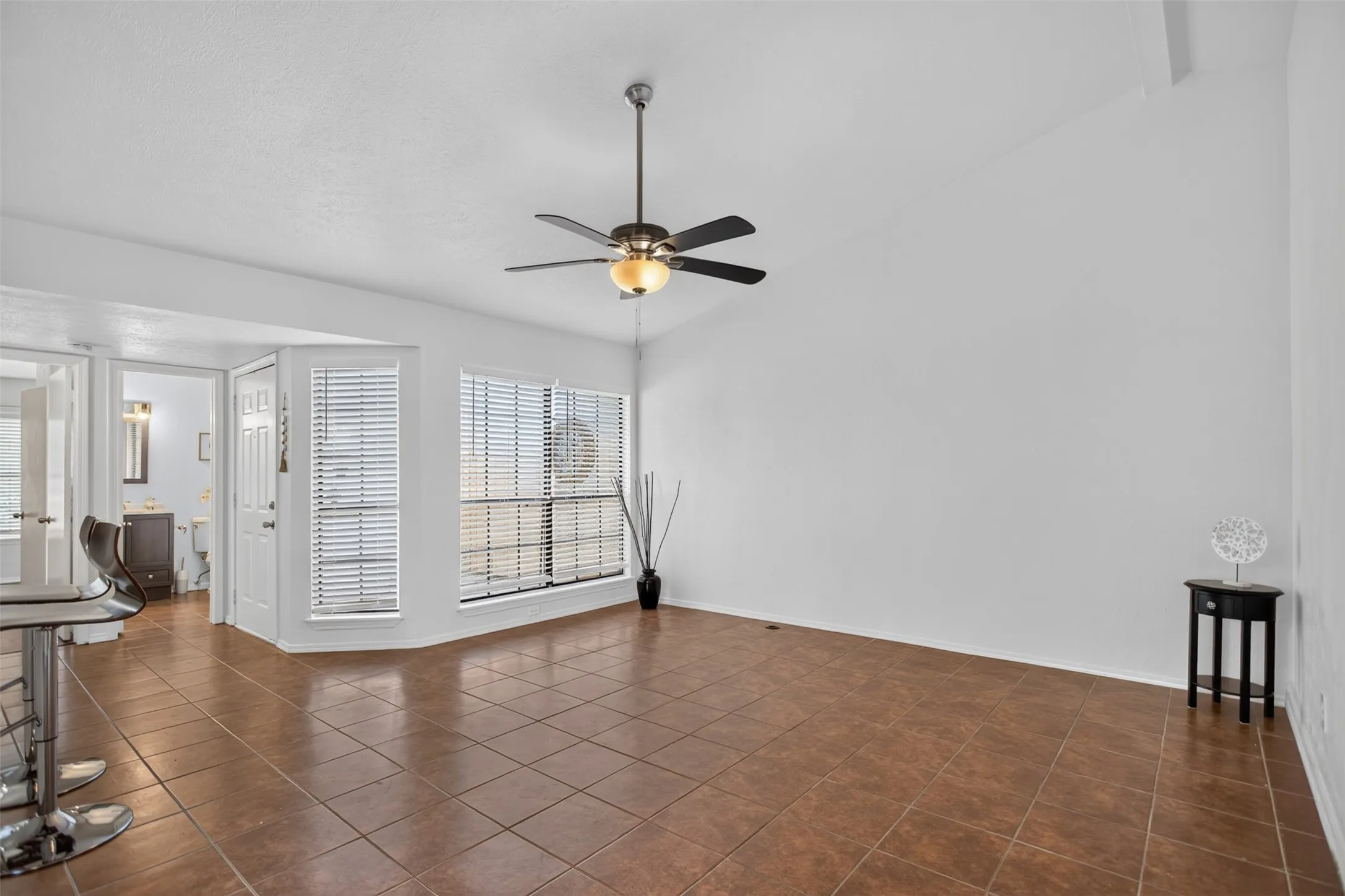 Single Family Residence For Rent in Dallas County , 303 Liberty Place, Grand Prairie, Texas 75052, 2 Bedroom, 2 Bathroom, 1 Garage spaces, 1,088 Sqft, built in 1983, mls#21402838, Real Estate Agent in Grand Prairie, Homes For Rent in Dallas county, Homes For Rent in Grand Prairie, Realtor in Grand Prairie Texas, Real Estate Brokerage Independent Realty Texas, Luminita Cordes Realtor
