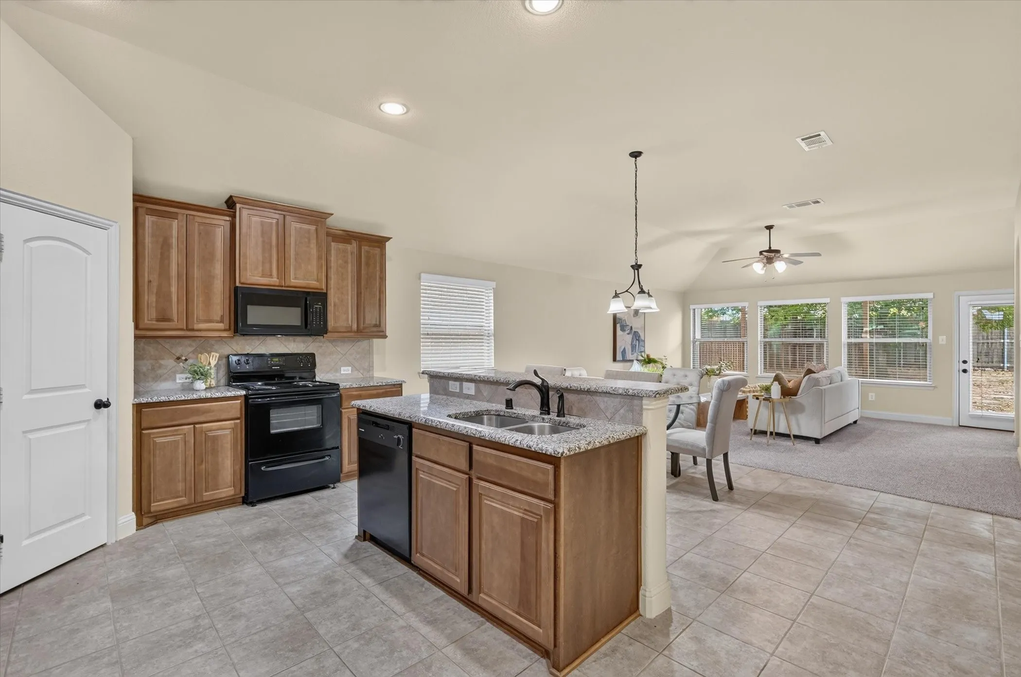 Single Family Residence For Sale in Hunt County , 1413 Thibodaux Drive, Greenville, Texas 75402, 3 Bedroom, 2 Bathroom, 2 Garage spaces, 1,776 Sqft, built in 2016, mls#21400980, Real Estate Agent in Greenville, Homes For Sale in Hunt county, Homes For Sale in Greenville, Realtor in Greenville Texas, Real Estate Brokerage Independent Realty Texas, Luminita Cordes Realtor