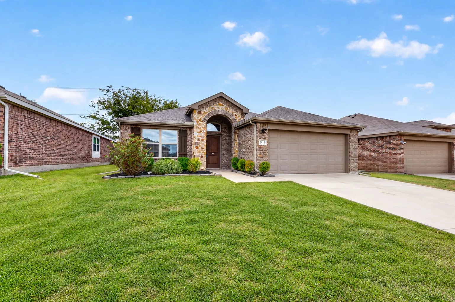 Single Family Residence For Sale in Hunt County , 1413 Thibodaux Drive, Greenville, Texas 75402, 3 Bedroom, 2 Bathroom, 2 Garage spaces, 1,776 Sqft, built in 2016, mls#21400980, Real Estate Agent in Greenville, Homes For Sale in Hunt county, Homes For Sale in Greenville, Realtor in Greenville Texas, Real Estate Brokerage Independent Realty Texas, Luminita Cordes Realtor