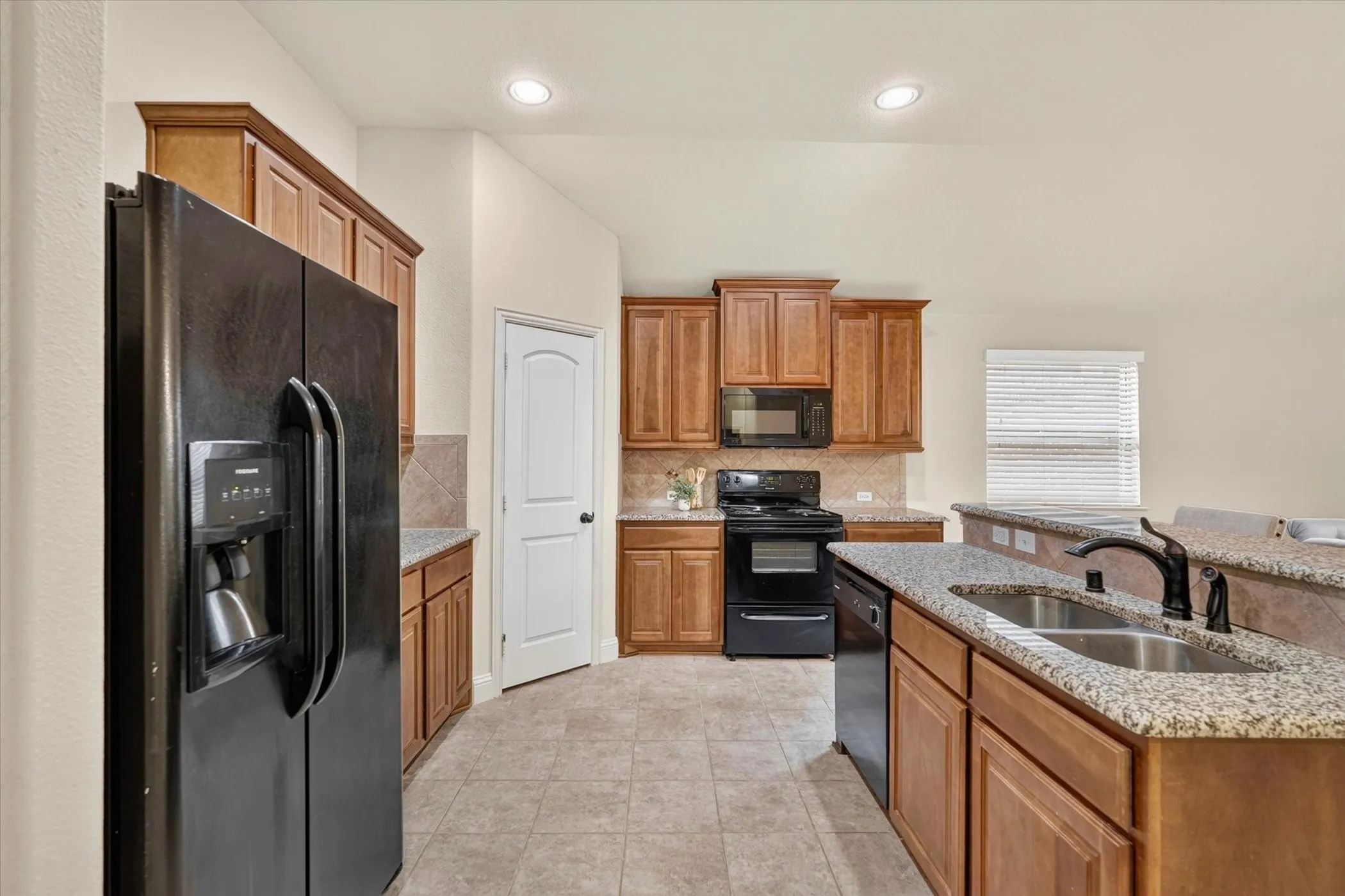 Single Family Residence For Sale in Hunt County , 1413 Thibodaux Drive, Greenville, Texas 75402, 3 Bedroom, 2 Bathroom, 2 Garage spaces, 1,776 Sqft, built in 2016, mls#21400980, Real Estate Agent in Greenville, Homes For Sale in Hunt county, Homes For Sale in Greenville, Realtor in Greenville Texas, Real Estate Brokerage Independent Realty Texas, Luminita Cordes Realtor