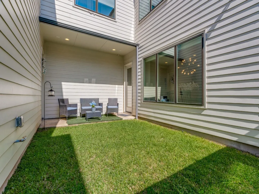 Private outdoor patio featuring a grassy area