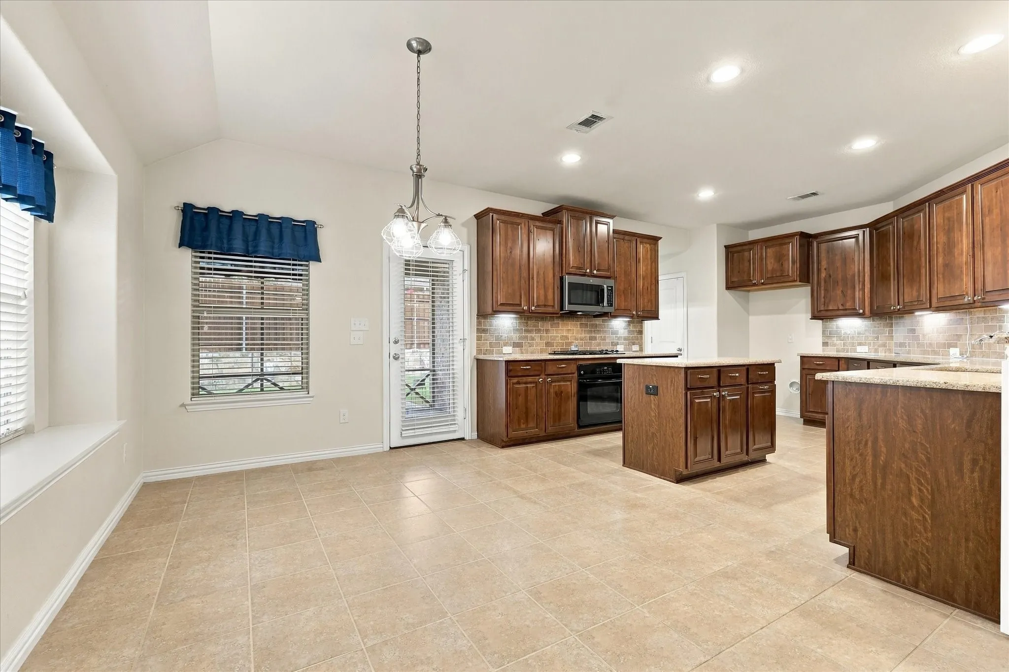 Single Family Residence For Sale in Denton County , 1629 Falconet Court, Carrollton, Texas 75010, 3 Bedroom, 2 Bathroom, 2 Garage spaces, 2,086 Sqft, built in 2012, mls#21398031, Real Estate Agent in Carrollton, Homes For Sale in Denton county, Homes For Sale in Carrollton, Realtor in Carrollton Texas, Real Estate Brokerage Independent Realty Texas, Luminita Cordes Realtor