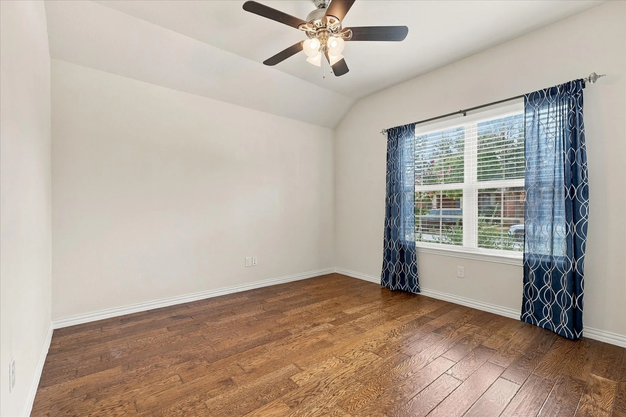 Single Family Residence For Sale in Denton County , 1629 Falconet Court, Carrollton, Texas 75010, 3 Bedroom, 2 Bathroom, 2 Garage spaces, 2,086 Sqft, built in 2012, mls#21398031, Real Estate Agent in Carrollton, Homes For Sale in Denton county, Homes For Sale in Carrollton, Realtor in Carrollton Texas, Real Estate Brokerage Independent Realty Texas, Luminita Cordes Realtor