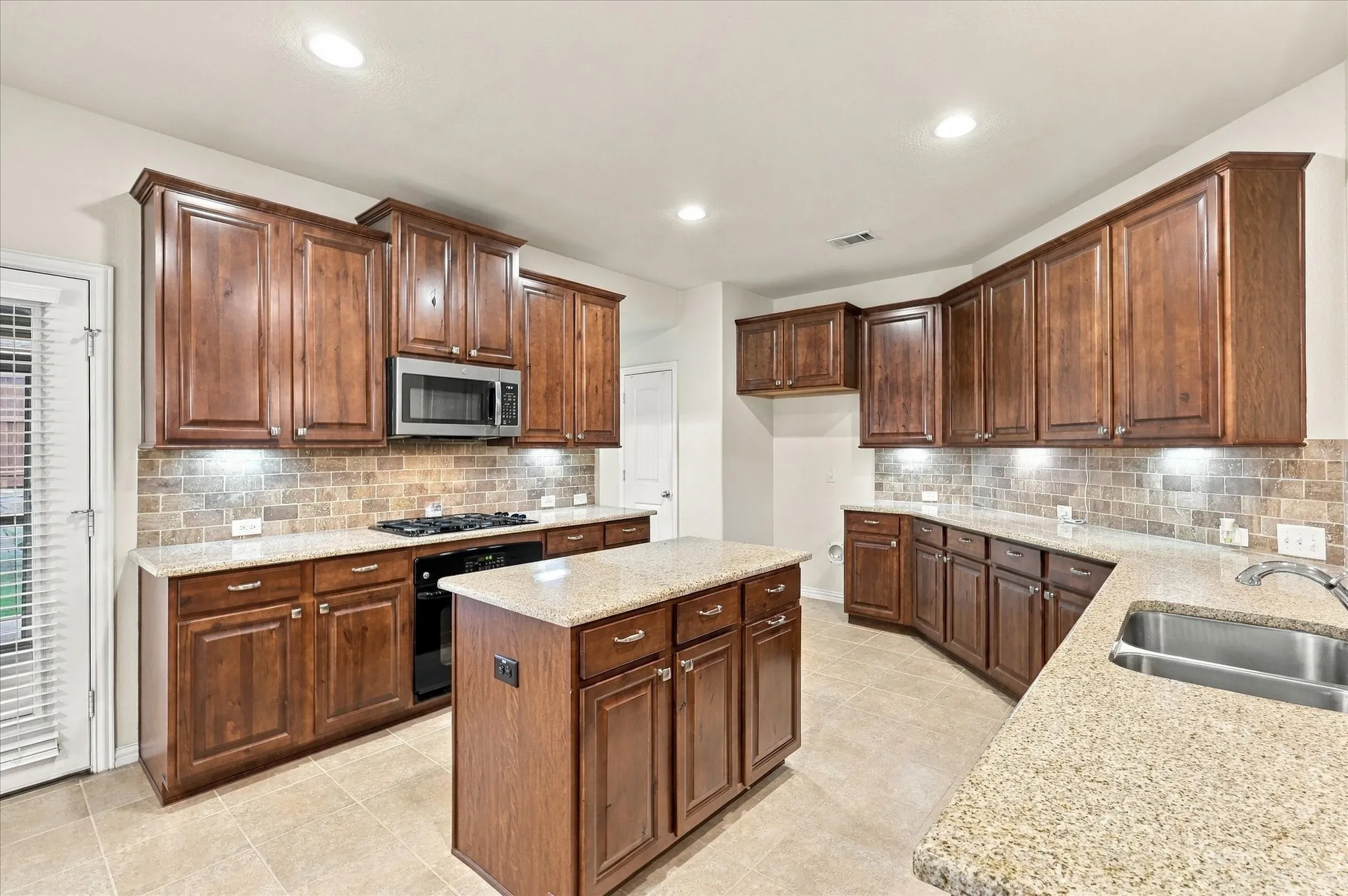 Single Family Residence For Sale in Denton County , 1629 Falconet Court, Carrollton, Texas 75010, 3 Bedroom, 2 Bathroom, 2 Garage spaces, 2,086 Sqft, built in 2012, mls#21398031, Real Estate Agent in Carrollton, Homes For Sale in Denton county, Homes For Sale in Carrollton, Realtor in Carrollton Texas, Real Estate Brokerage Independent Realty Texas, Luminita Cordes Realtor