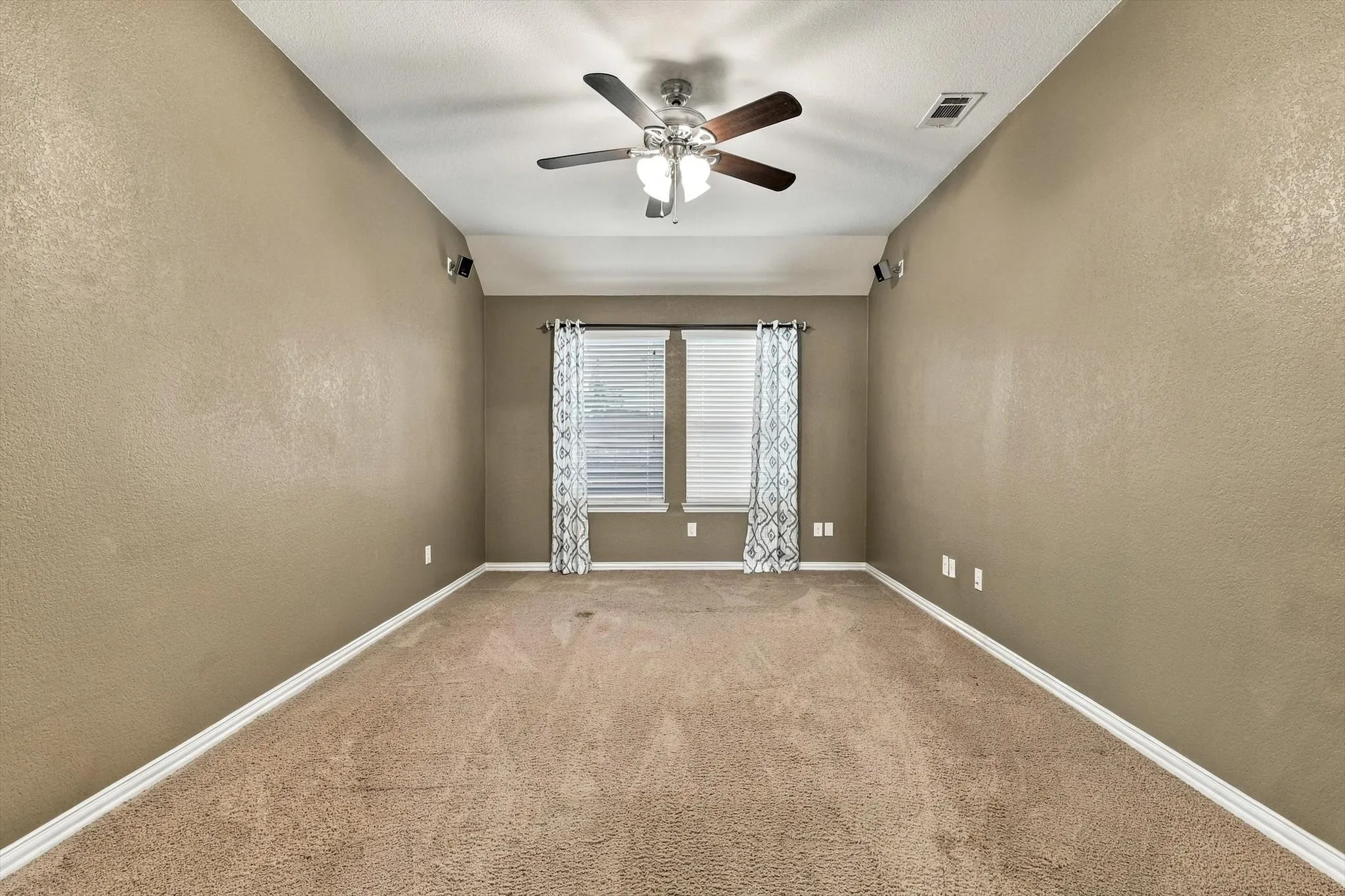 Single Family Residence For Sale in Denton County , 1629 Falconet Court, Carrollton, Texas 75010, 3 Bedroom, 2 Bathroom, 2 Garage spaces, 2,086 Sqft, built in 2012, mls#21398031, Real Estate Agent in Carrollton, Homes For Sale in Denton county, Homes For Sale in Carrollton, Realtor in Carrollton Texas, Real Estate Brokerage Independent Realty Texas, Luminita Cordes Realtor