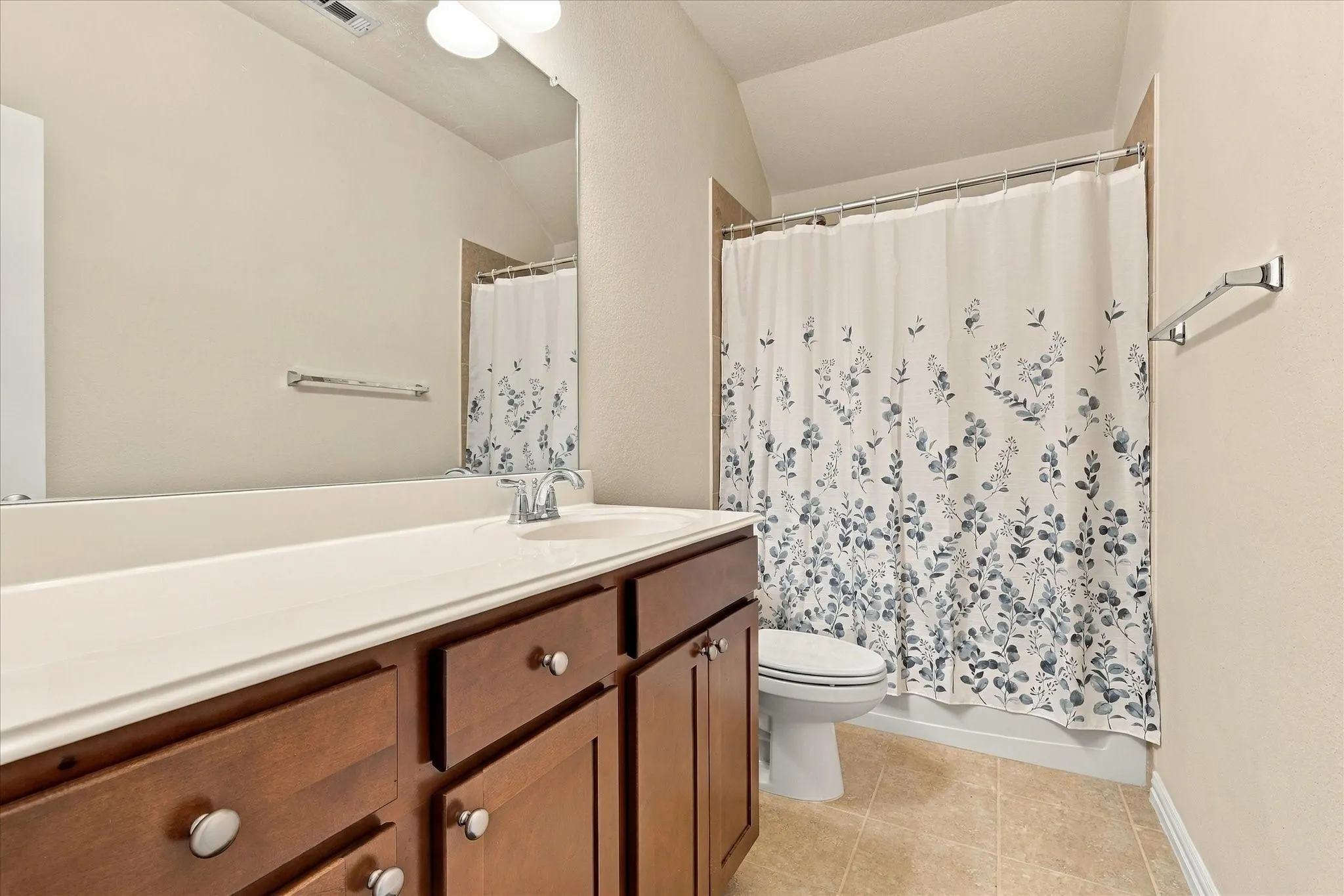 Single Family Residence For Sale in Denton County , 1629 Falconet Court, Carrollton, Texas 75010, 3 Bedroom, 2 Bathroom, 2 Garage spaces, 2,086 Sqft, built in 2012, mls#21398031, Real Estate Agent in Carrollton, Homes For Sale in Denton county, Homes For Sale in Carrollton, Realtor in Carrollton Texas, Real Estate Brokerage Independent Realty Texas, Luminita Cordes Realtor