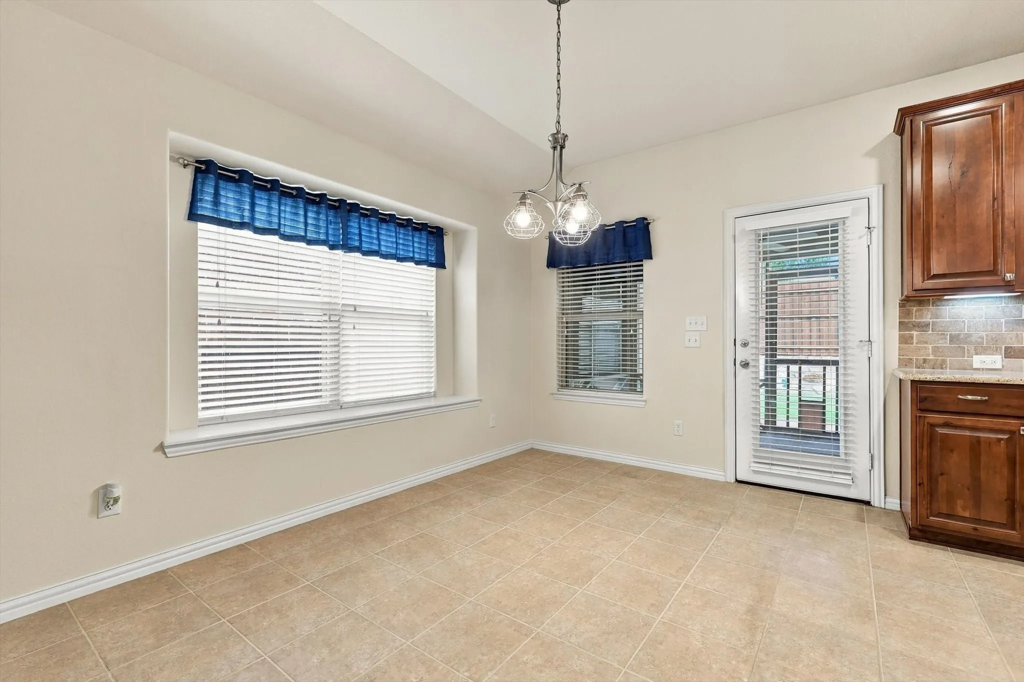 Single Family Residence For Sale in Denton County , 1629 Falconet Court, Carrollton, Texas 75010, 3 Bedroom, 2 Bathroom, 2 Garage spaces, 2,086 Sqft, built in 2012, mls#21398031, Real Estate Agent in Carrollton, Homes For Sale in Denton county, Homes For Sale in Carrollton, Realtor in Carrollton Texas, Real Estate Brokerage Independent Realty Texas, Luminita Cordes Realtor