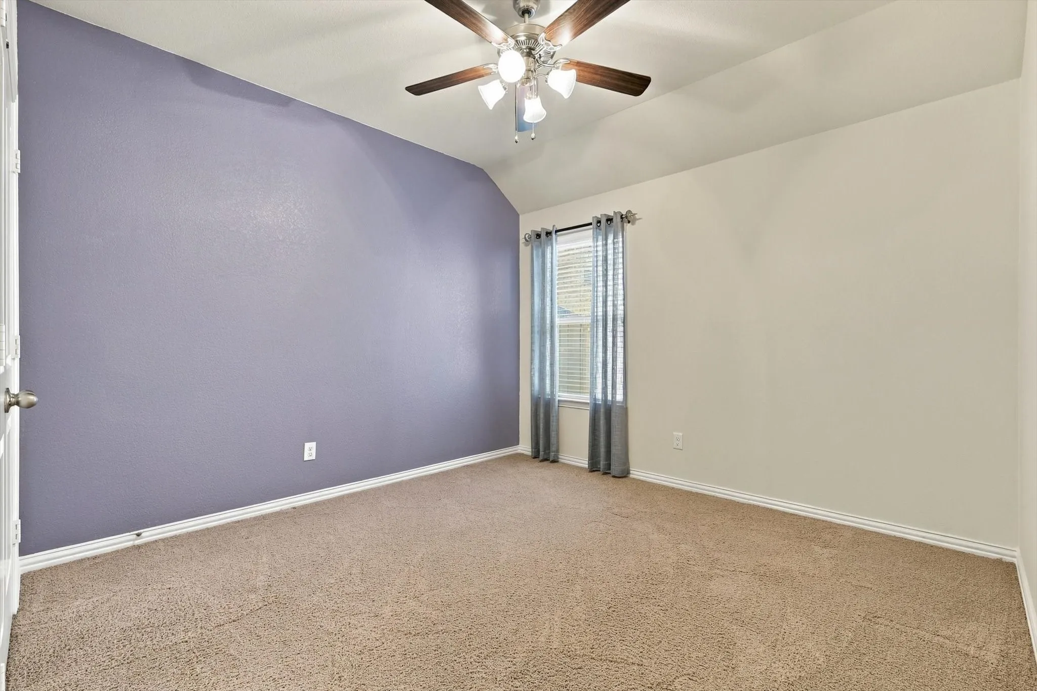 Single Family Residence For Sale in Denton County , 1629 Falconet Court, Carrollton, Texas 75010, 3 Bedroom, 2 Bathroom, 2 Garage spaces, 2,086 Sqft, built in 2012, mls#21398031, Real Estate Agent in Carrollton, Homes For Sale in Denton county, Homes For Sale in Carrollton, Realtor in Carrollton Texas, Real Estate Brokerage Independent Realty Texas, Luminita Cordes Realtor