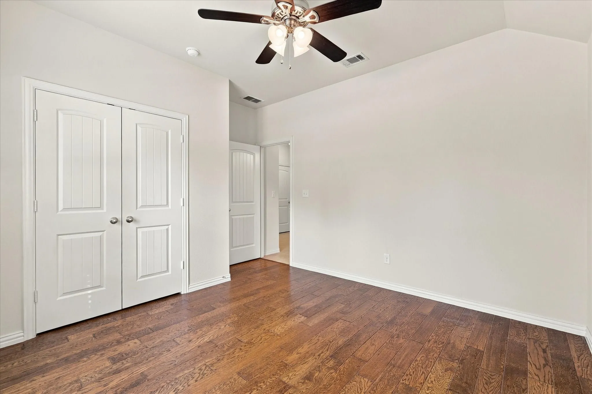 Single Family Residence For Sale in Denton County , 1629 Falconet Court, Carrollton, Texas 75010, 3 Bedroom, 2 Bathroom, 2 Garage spaces, 2,086 Sqft, built in 2012, mls#21398031, Real Estate Agent in Carrollton, Homes For Sale in Denton county, Homes For Sale in Carrollton, Realtor in Carrollton Texas, Real Estate Brokerage Independent Realty Texas, Luminita Cordes Realtor