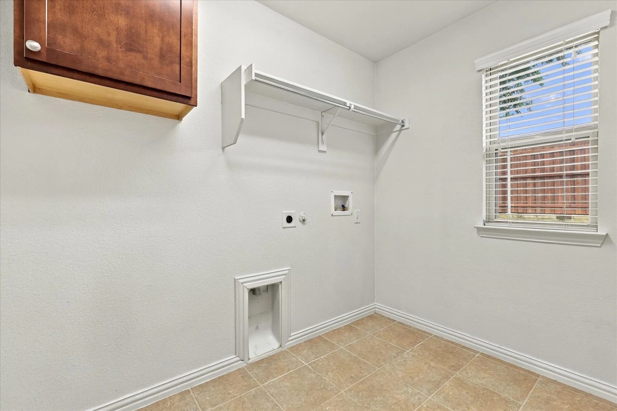 Single Family Residence For Sale in Denton County , 1629 Falconet Court, Carrollton, Texas 75010, 3 Bedroom, 2 Bathroom, 2 Garage spaces, 2,086 Sqft, built in 2012, mls#21398031, Real Estate Agent in Carrollton, Homes For Sale in Denton county, Homes For Sale in Carrollton, Realtor in Carrollton Texas, Real Estate Brokerage Independent Realty Texas, Luminita Cordes Realtor