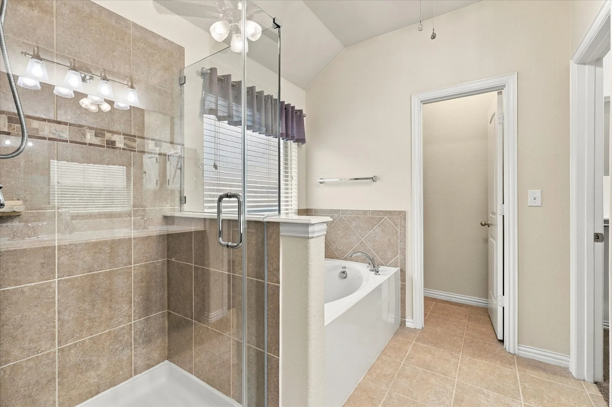 Single Family Residence For Sale in Denton County , 1629 Falconet Court, Carrollton, Texas 75010, 3 Bedroom, 2 Bathroom, 2 Garage spaces, 2,086 Sqft, built in 2012, mls#21398031, Real Estate Agent in Carrollton, Homes For Sale in Denton county, Homes For Sale in Carrollton, Realtor in Carrollton Texas, Real Estate Brokerage Independent Realty Texas, Luminita Cordes Realtor
