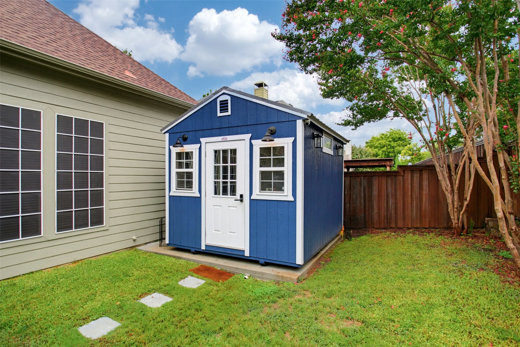 outside dwelling unit - just walk out back to work!