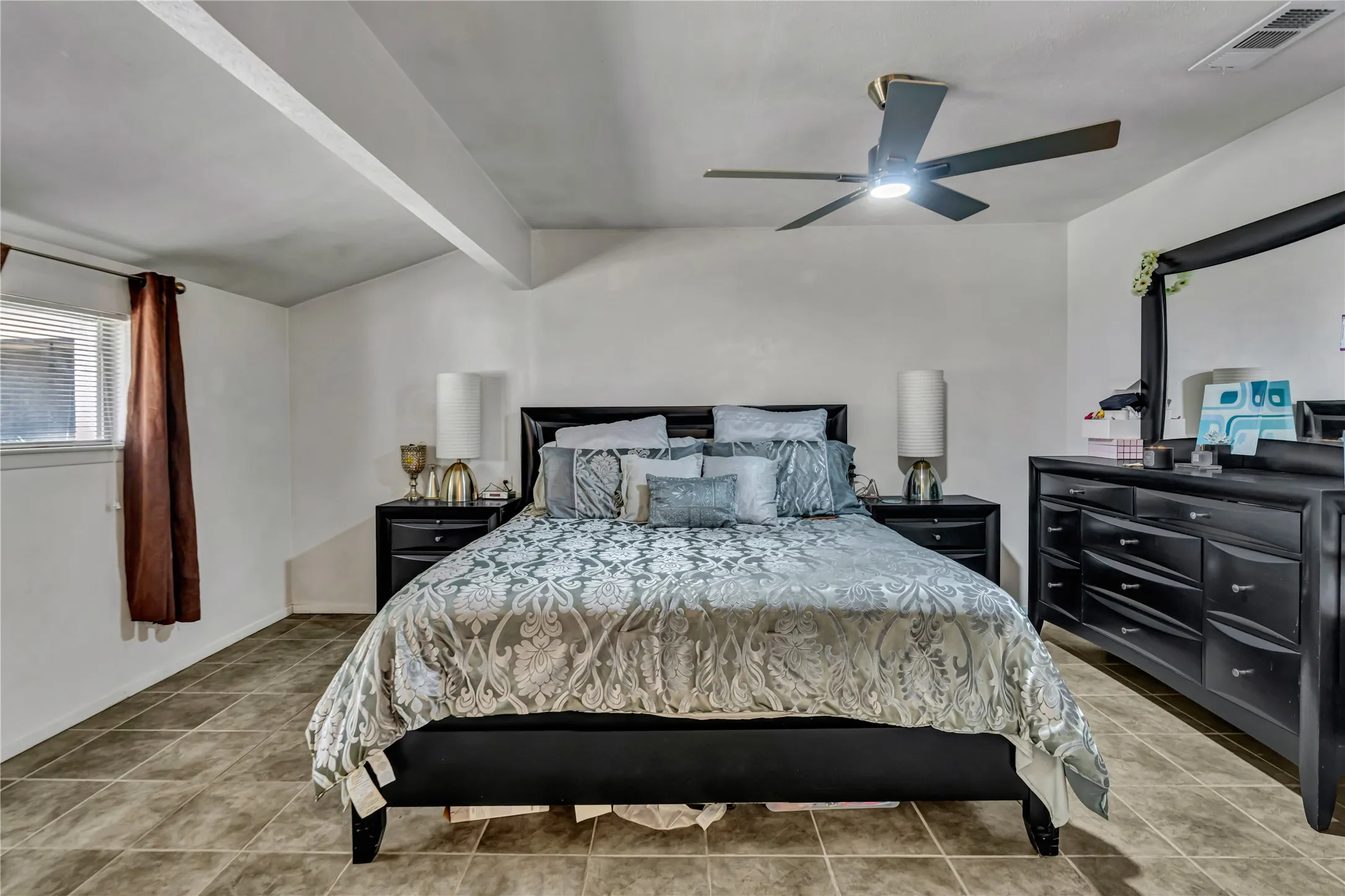 Single Family Residence For Sale in Tarrant County , 3408 Hastings Drive, Arlington, Texas 76013, 3 Bedroom, 2 Bathroom, 2 Garage spaces, 1,404 Sqft, built in 1966, mls#21402871, Real Estate Agent in Arlington, Homes For Sale in Tarrant county, Homes For Sale in Arlington, Realtor in Arlington Texas, Real Estate Brokerage Independent Realty Texas, Luminita Cordes Realtor