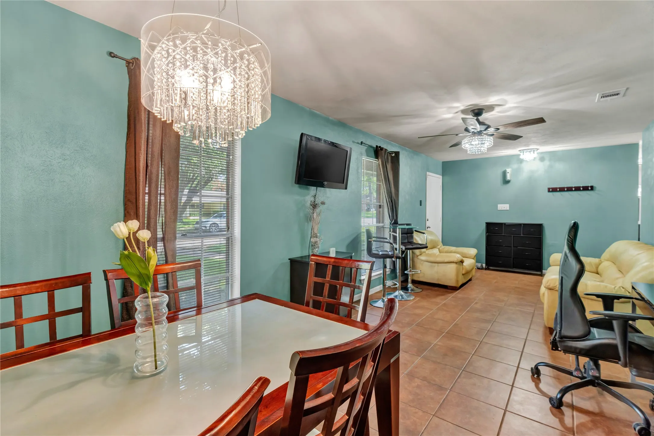 Single Family Residence For Sale in Tarrant County , 3408 Hastings Drive, Arlington, Texas 76013, 3 Bedroom, 2 Bathroom, 2 Garage spaces, 1,404 Sqft, built in 1966, mls#21402871, Real Estate Agent in Arlington, Homes For Sale in Tarrant county, Homes For Sale in Arlington, Realtor in Arlington Texas, Real Estate Brokerage Independent Realty Texas, Luminita Cordes Realtor
