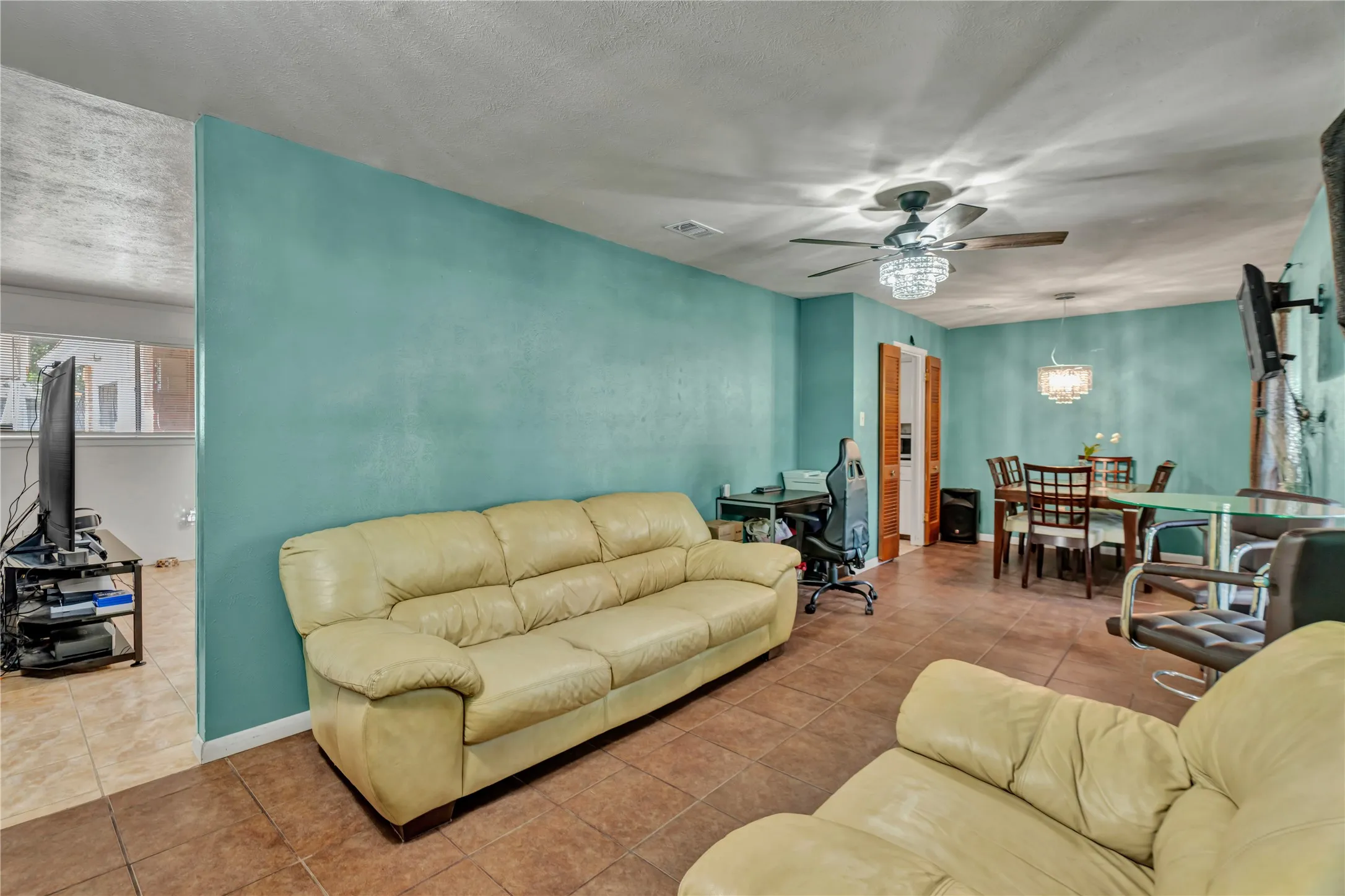 Single Family Residence For Sale in Tarrant County , 3408 Hastings Drive, Arlington, Texas 76013, 3 Bedroom, 2 Bathroom, 2 Garage spaces, 1,404 Sqft, built in 1966, mls#21402871, Real Estate Agent in Arlington, Homes For Sale in Tarrant county, Homes For Sale in Arlington, Realtor in Arlington Texas, Real Estate Brokerage Independent Realty Texas, Luminita Cordes Realtor