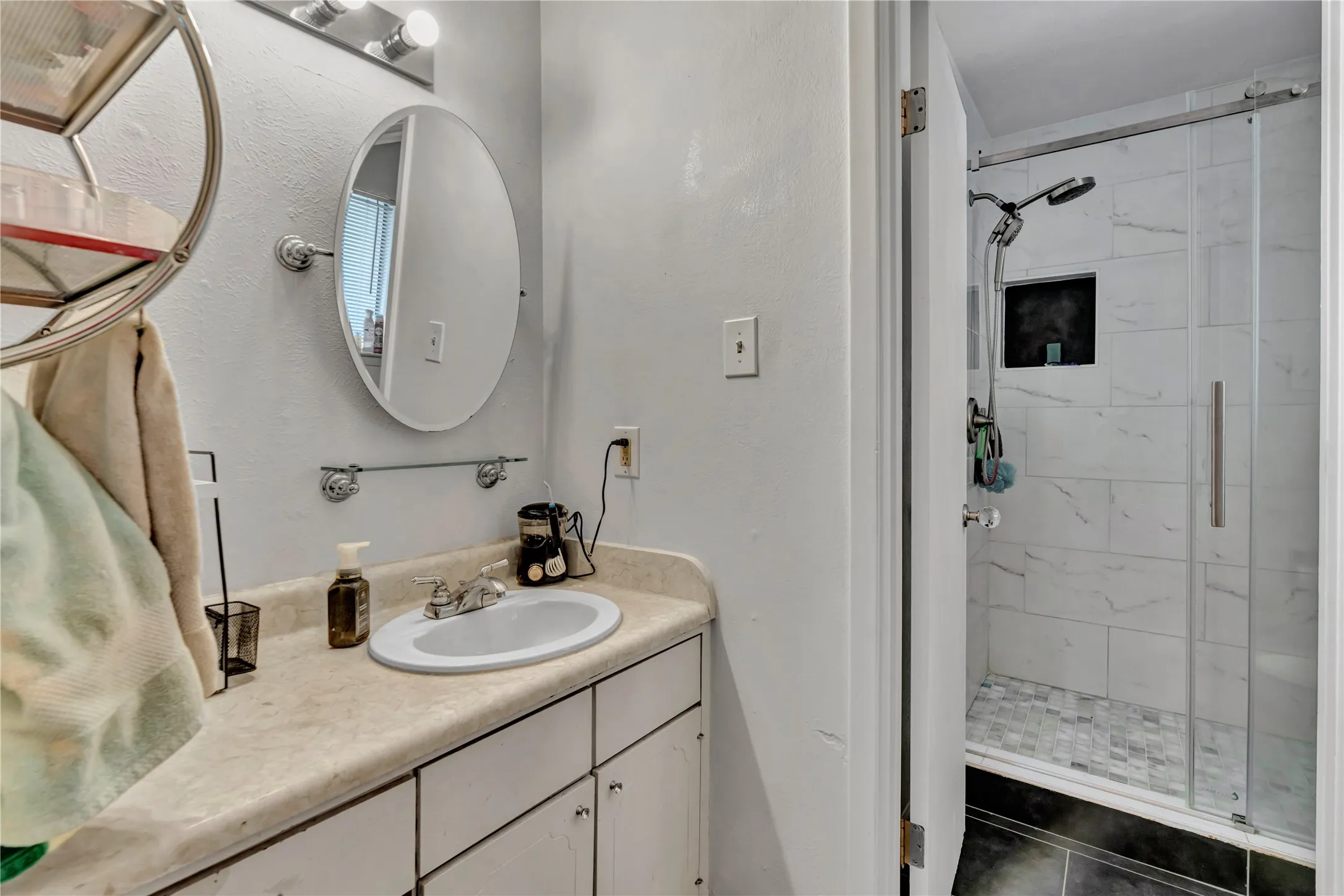 Single Family Residence For Sale in Tarrant County , 3408 Hastings Drive, Arlington, Texas 76013, 3 Bedroom, 2 Bathroom, 2 Garage spaces, 1,404 Sqft, built in 1966, mls#21402871, Real Estate Agent in Arlington, Homes For Sale in Tarrant county, Homes For Sale in Arlington, Realtor in Arlington Texas, Real Estate Brokerage Independent Realty Texas, Luminita Cordes Realtor