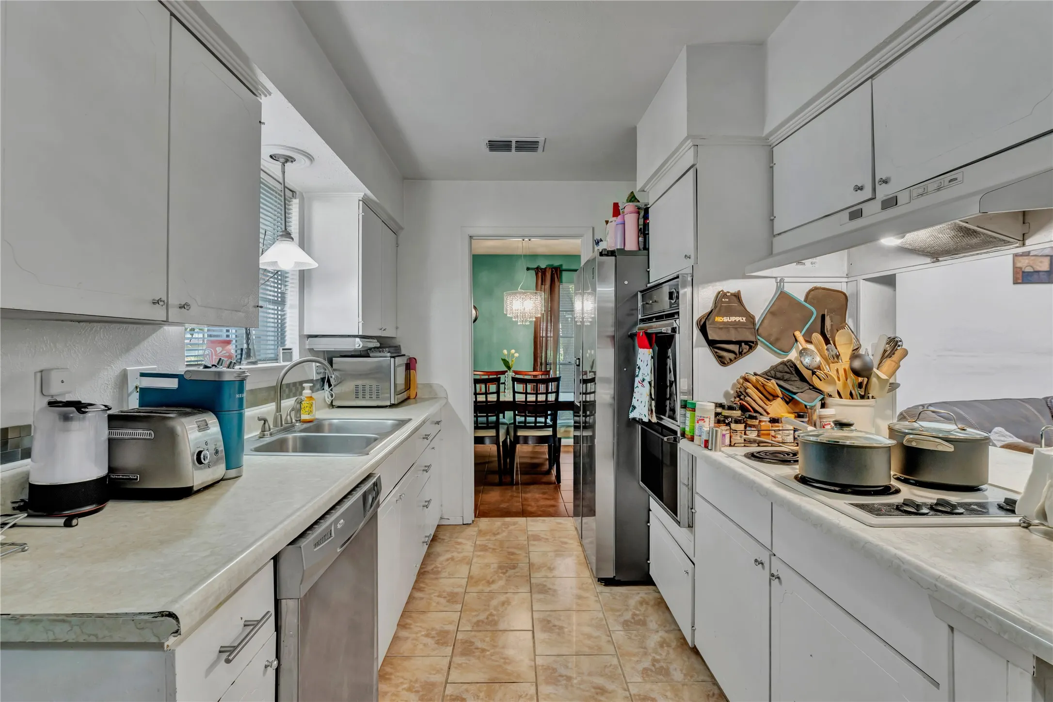 Single Family Residence For Sale in Tarrant County , 3408 Hastings Drive, Arlington, Texas 76013, 3 Bedroom, 2 Bathroom, 2 Garage spaces, 1,404 Sqft, built in 1966, mls#21402871, Real Estate Agent in Arlington, Homes For Sale in Tarrant county, Homes For Sale in Arlington, Realtor in Arlington Texas, Real Estate Brokerage Independent Realty Texas, Luminita Cordes Realtor
