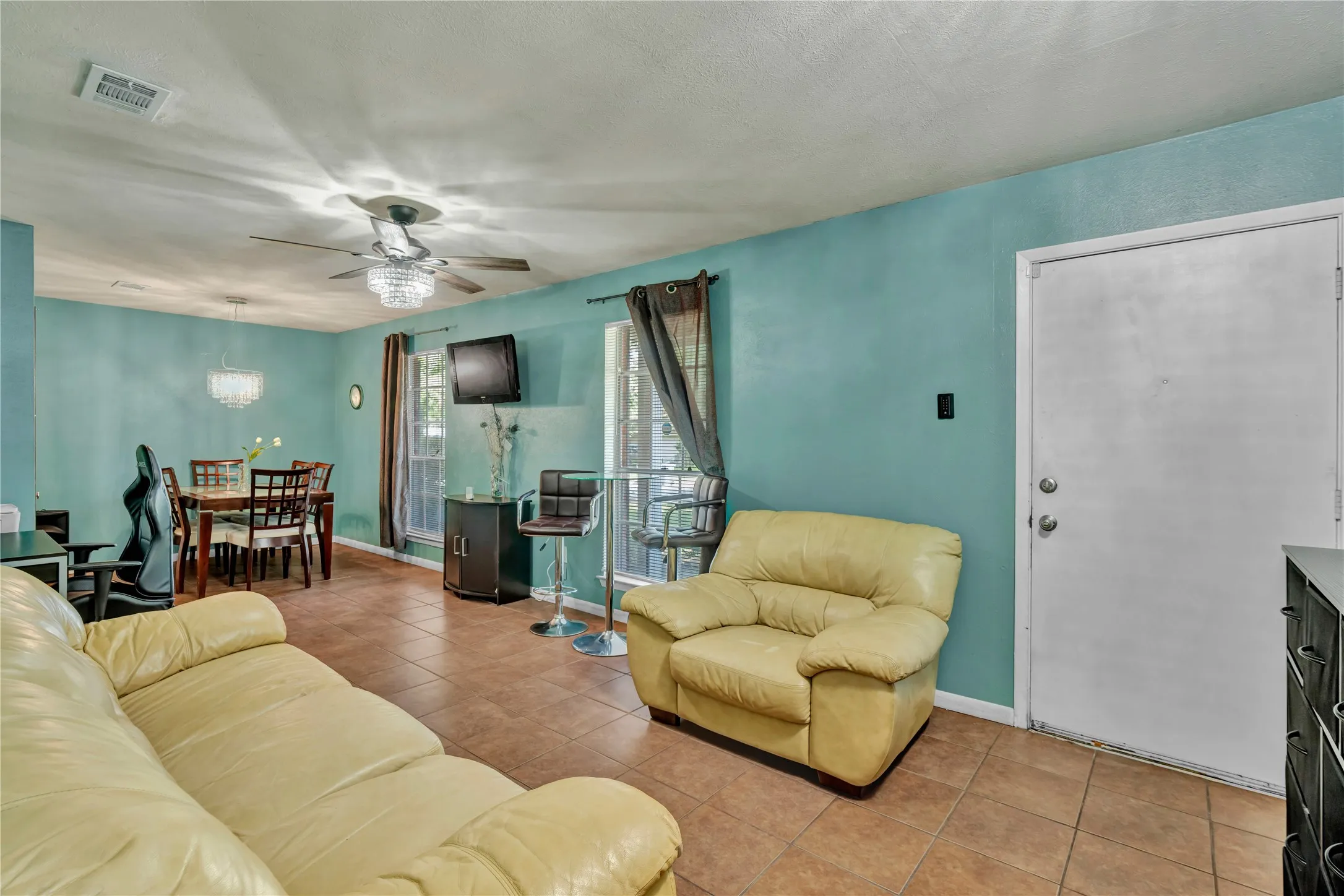 Single Family Residence For Sale in Tarrant County , 3408 Hastings Drive, Arlington, Texas 76013, 3 Bedroom, 2 Bathroom, 2 Garage spaces, 1,404 Sqft, built in 1966, mls#21402871, Real Estate Agent in Arlington, Homes For Sale in Tarrant county, Homes For Sale in Arlington, Realtor in Arlington Texas, Real Estate Brokerage Independent Realty Texas, Luminita Cordes Realtor