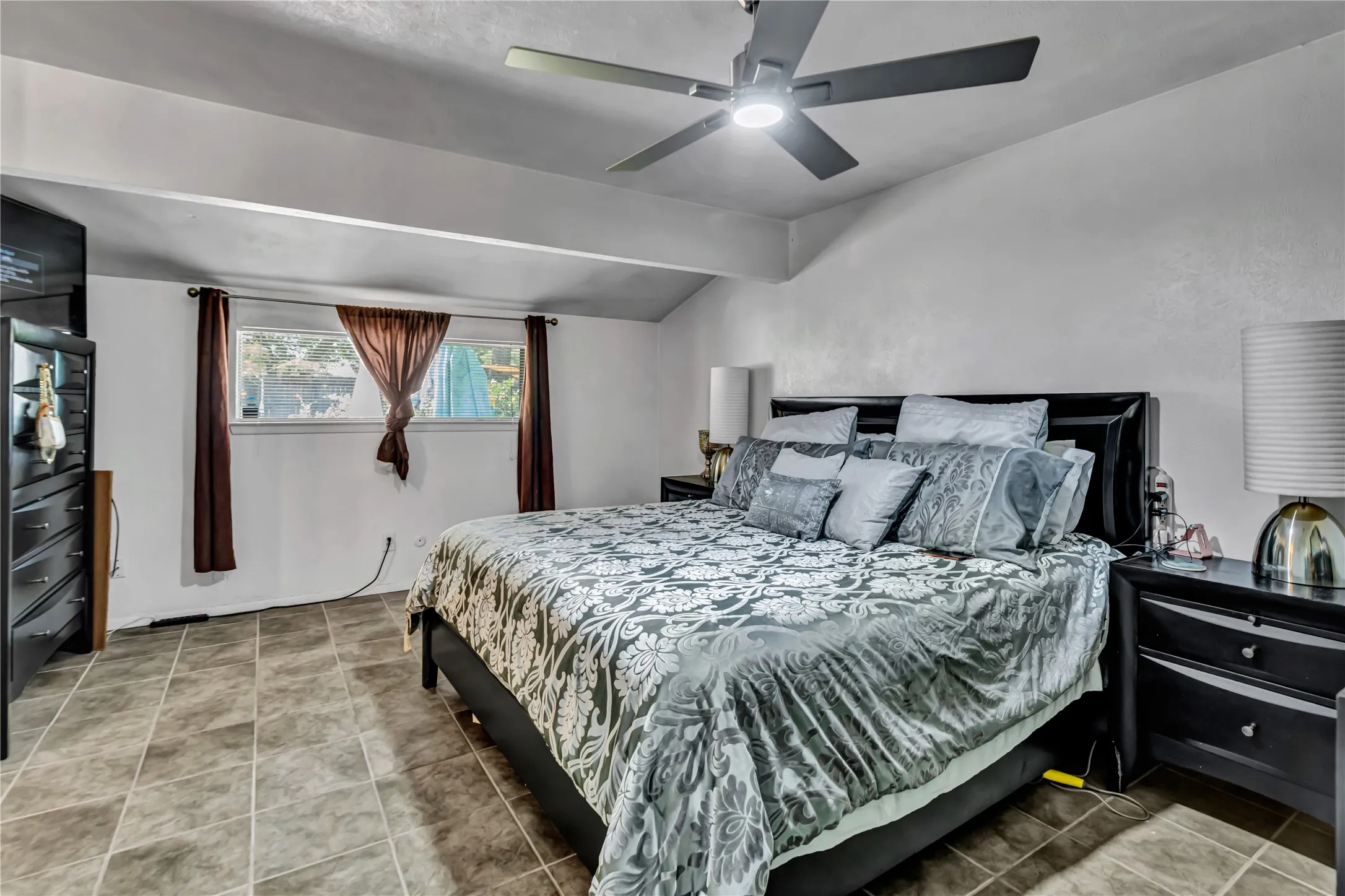 Single Family Residence For Sale in Tarrant County , 3408 Hastings Drive, Arlington, Texas 76013, 3 Bedroom, 2 Bathroom, 2 Garage spaces, 1,404 Sqft, built in 1966, mls#21402871, Real Estate Agent in Arlington, Homes For Sale in Tarrant county, Homes For Sale in Arlington, Realtor in Arlington Texas, Real Estate Brokerage Independent Realty Texas, Luminita Cordes Realtor