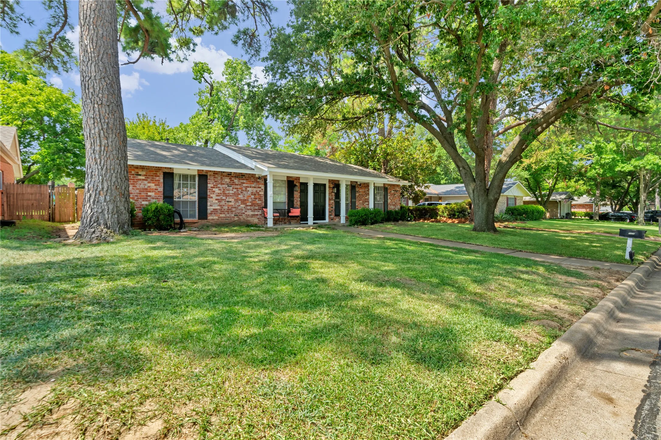 Single Family Residence For Sale in Tarrant County , 3408 Hastings Drive, Arlington, Texas 76013, 3 Bedroom, 2 Bathroom, 2 Garage spaces, 1,404 Sqft, built in 1966, mls#21402871, Real Estate Agent in Arlington, Homes For Sale in Tarrant county, Homes For Sale in Arlington, Realtor in Arlington Texas, Real Estate Brokerage Independent Realty Texas, Luminita Cordes Realtor