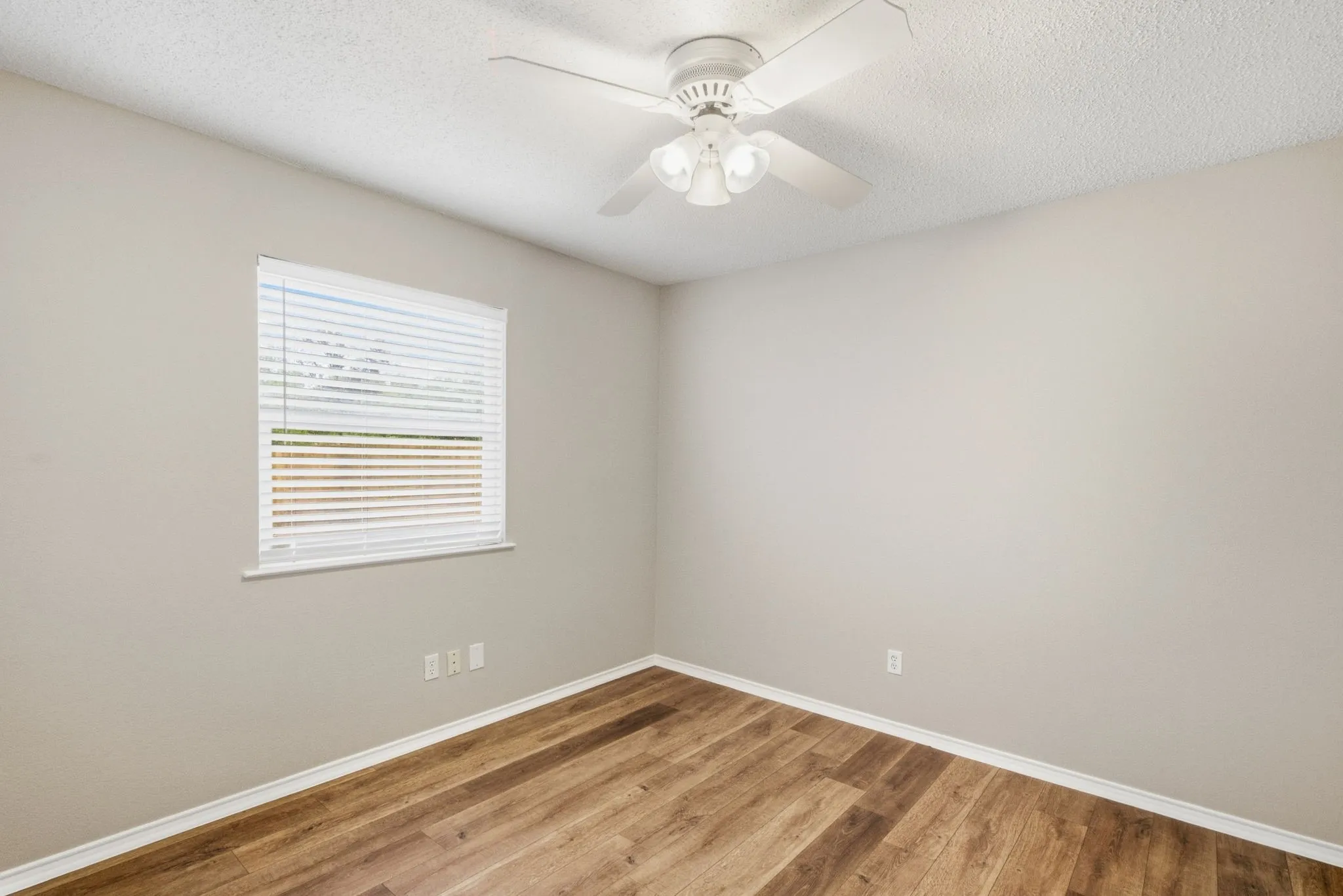 Single Family Residence For Sale in Parker County , 1416 N Rusk Street, Weatherford, Texas 76086, 3 Bedroom, 6 Bathroom, 1 Garage spaces, 1,152 Sqft, built in 1985, mls#21402843, Real Estate Agent in Weatherford, Homes For Sale in Parker county, Homes For Sale in Weatherford, Realtor in Weatherford Texas, Real Estate Brokerage Independent Realty Texas, Luminita Cordes Realtor