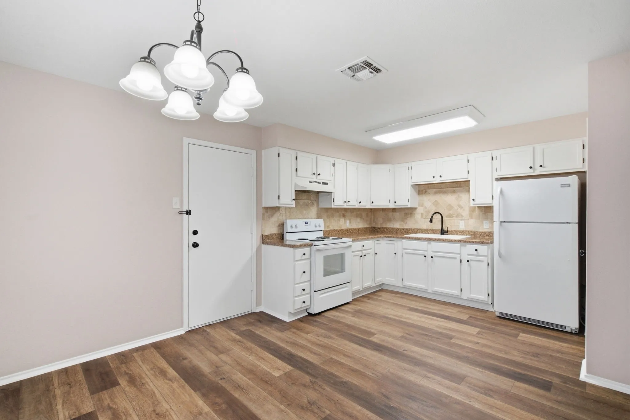 Single Family Residence For Sale in Parker County , 1416 N Rusk Street, Weatherford, Texas 76086, 3 Bedroom, 6 Bathroom, 1 Garage spaces, 1,152 Sqft, built in 1985, mls#21402843, Real Estate Agent in Weatherford, Homes For Sale in Parker county, Homes For Sale in Weatherford, Realtor in Weatherford Texas, Real Estate Brokerage Independent Realty Texas, Luminita Cordes Realtor