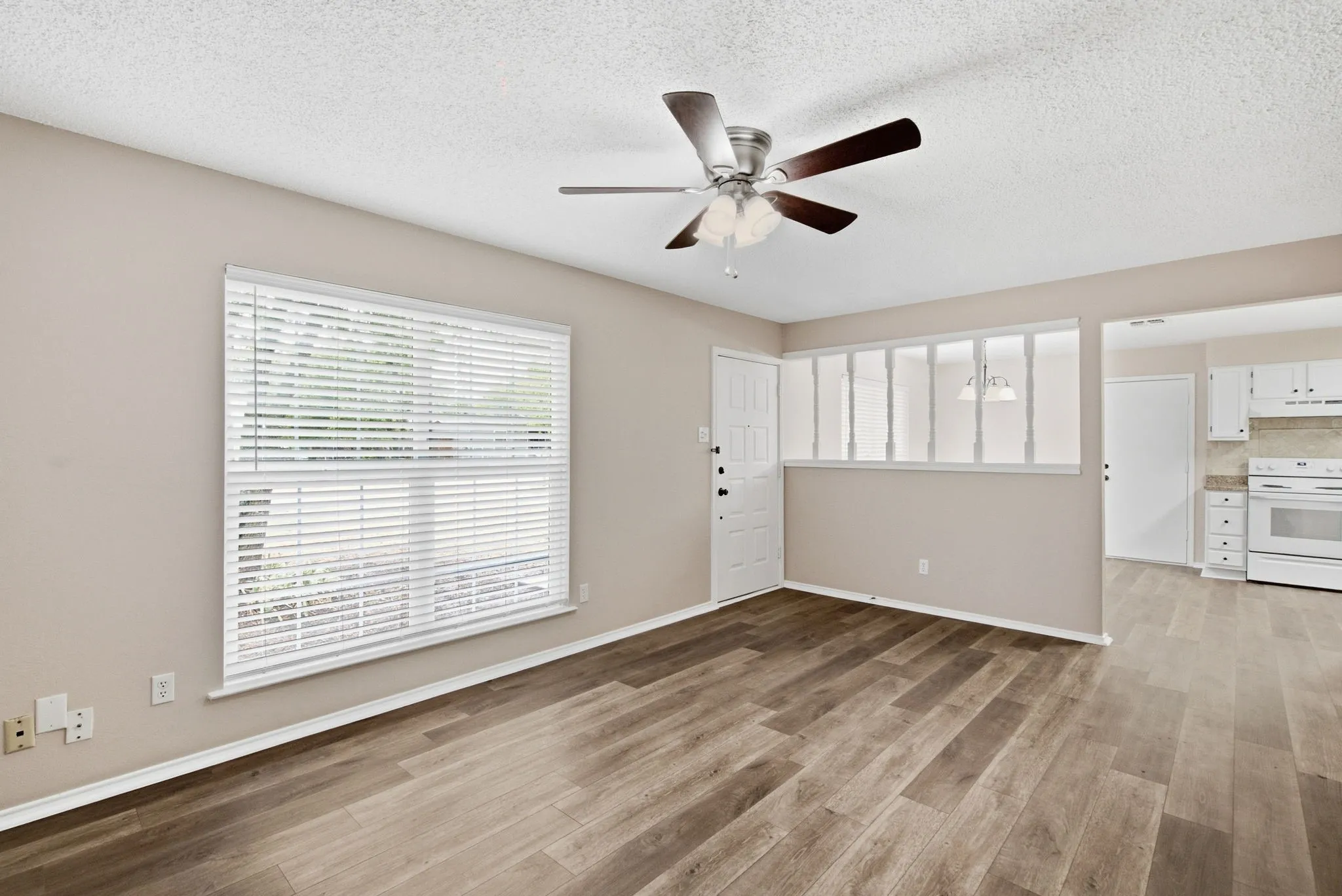 Single Family Residence For Sale in Parker County , 1416 N Rusk Street, Weatherford, Texas 76086, 3 Bedroom, 6 Bathroom, 1 Garage spaces, 1,152 Sqft, built in 1985, mls#21402843, Real Estate Agent in Weatherford, Homes For Sale in Parker county, Homes For Sale in Weatherford, Realtor in Weatherford Texas, Real Estate Brokerage Independent Realty Texas, Luminita Cordes Realtor